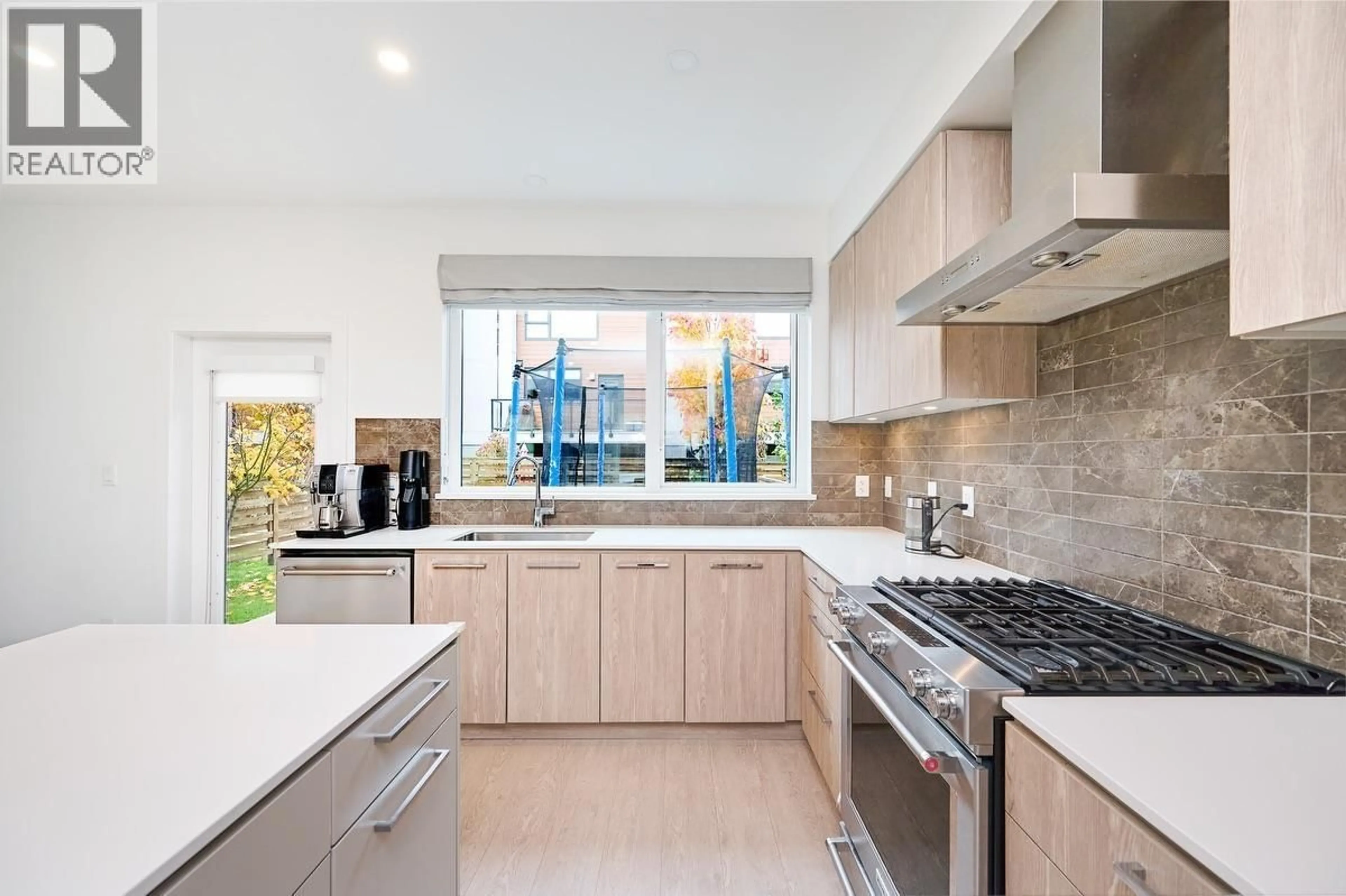 Contemporary kitchen, unknown for 30 - 3597 MALSUM DRIVE, North Vancouver British Columbia V7G0B2