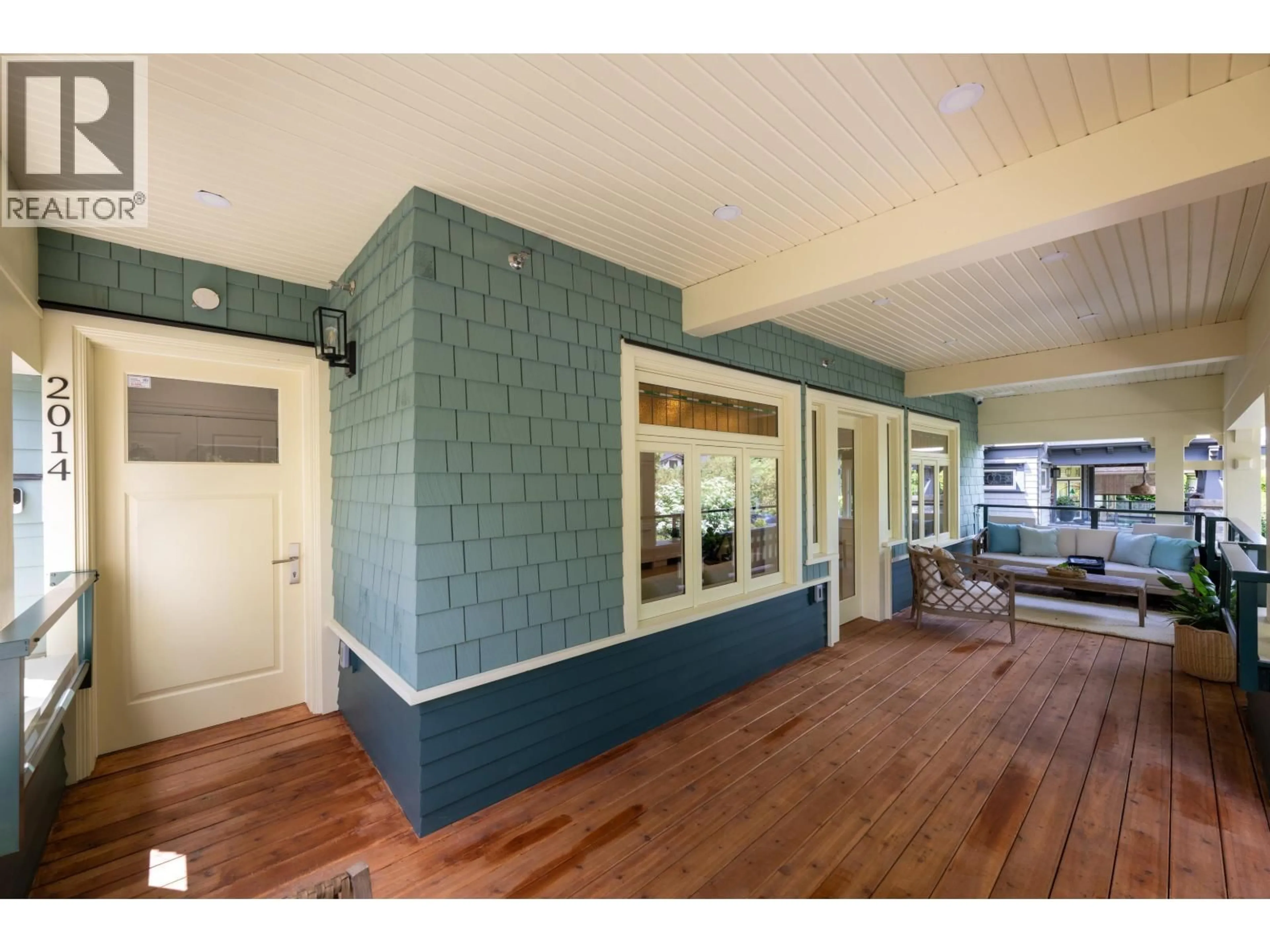 Indoor foyer for 2014 15TH AVENUE, Vancouver British Columbia V7V3P3