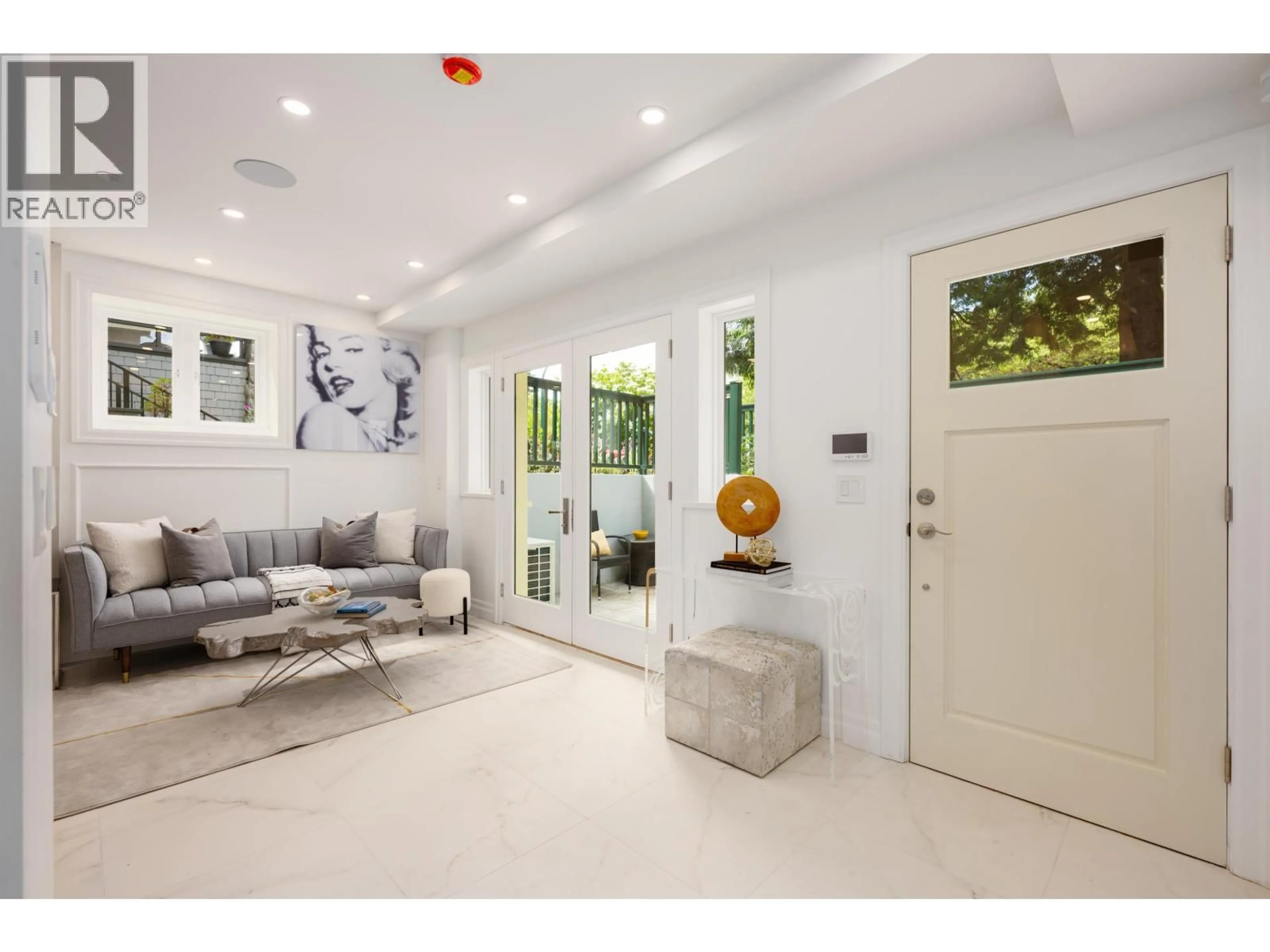 Indoor entryway for 2016 15TH AVENUE, Vancouver British Columbia V7V3P3