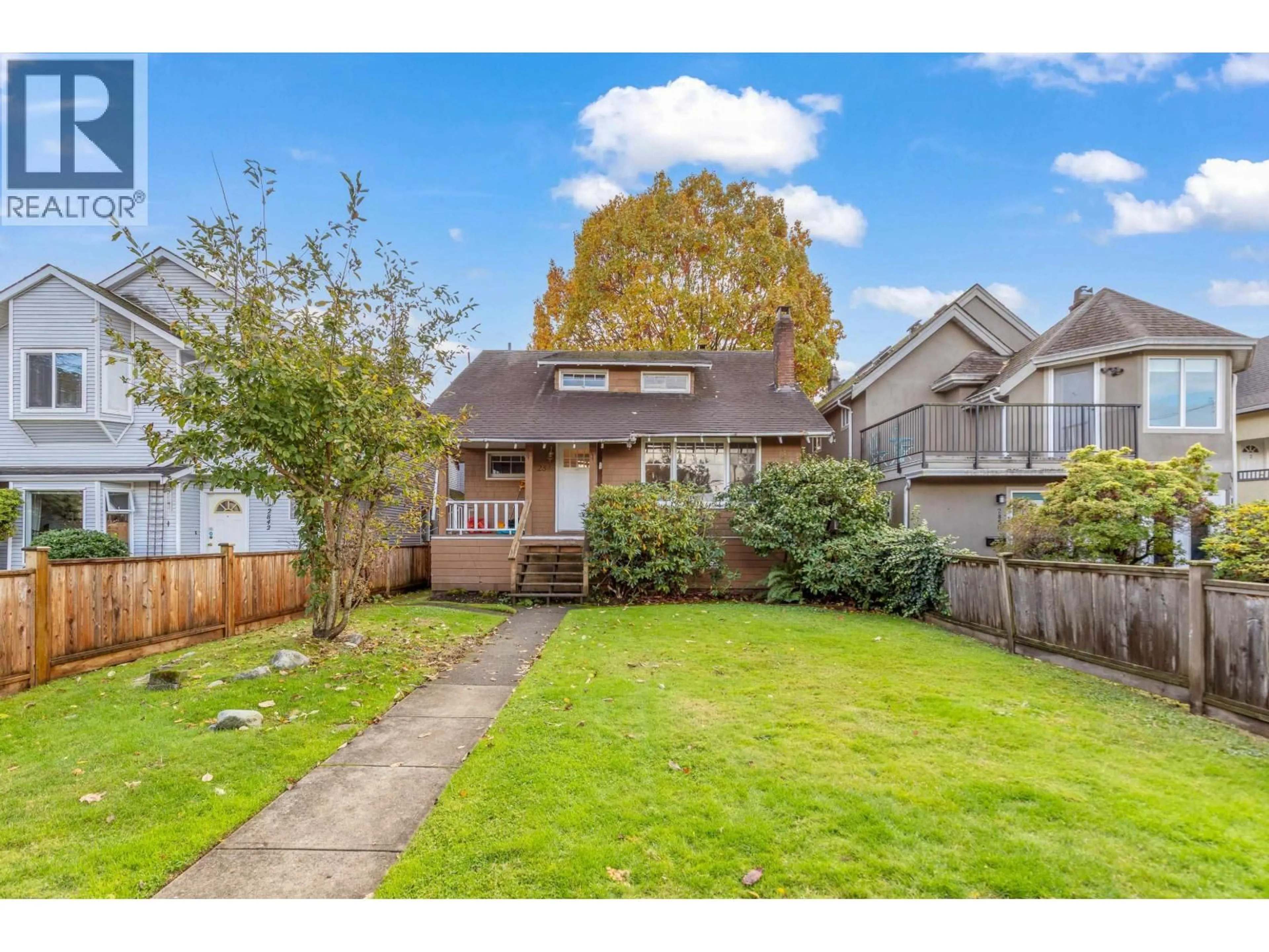 A pic from outside/outdoor area/front of a property/back of a property/a pic from drone, street for 2846 8TH AVENUE, Vancouver British Columbia V6K2B9