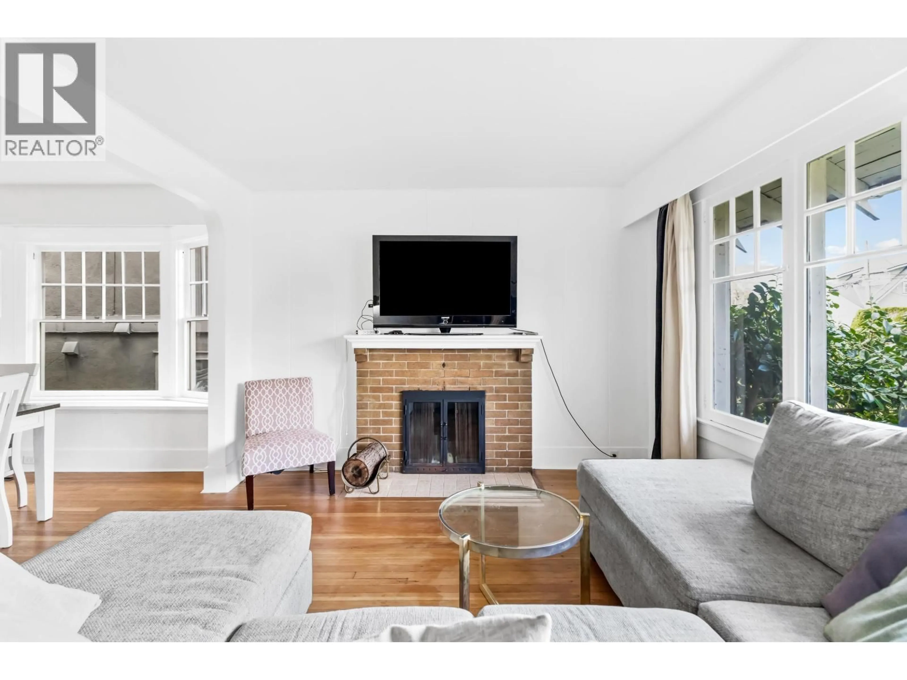 Living room with furniture, wood/laminate floor for 2846 8TH AVENUE, Vancouver British Columbia V6K2B9