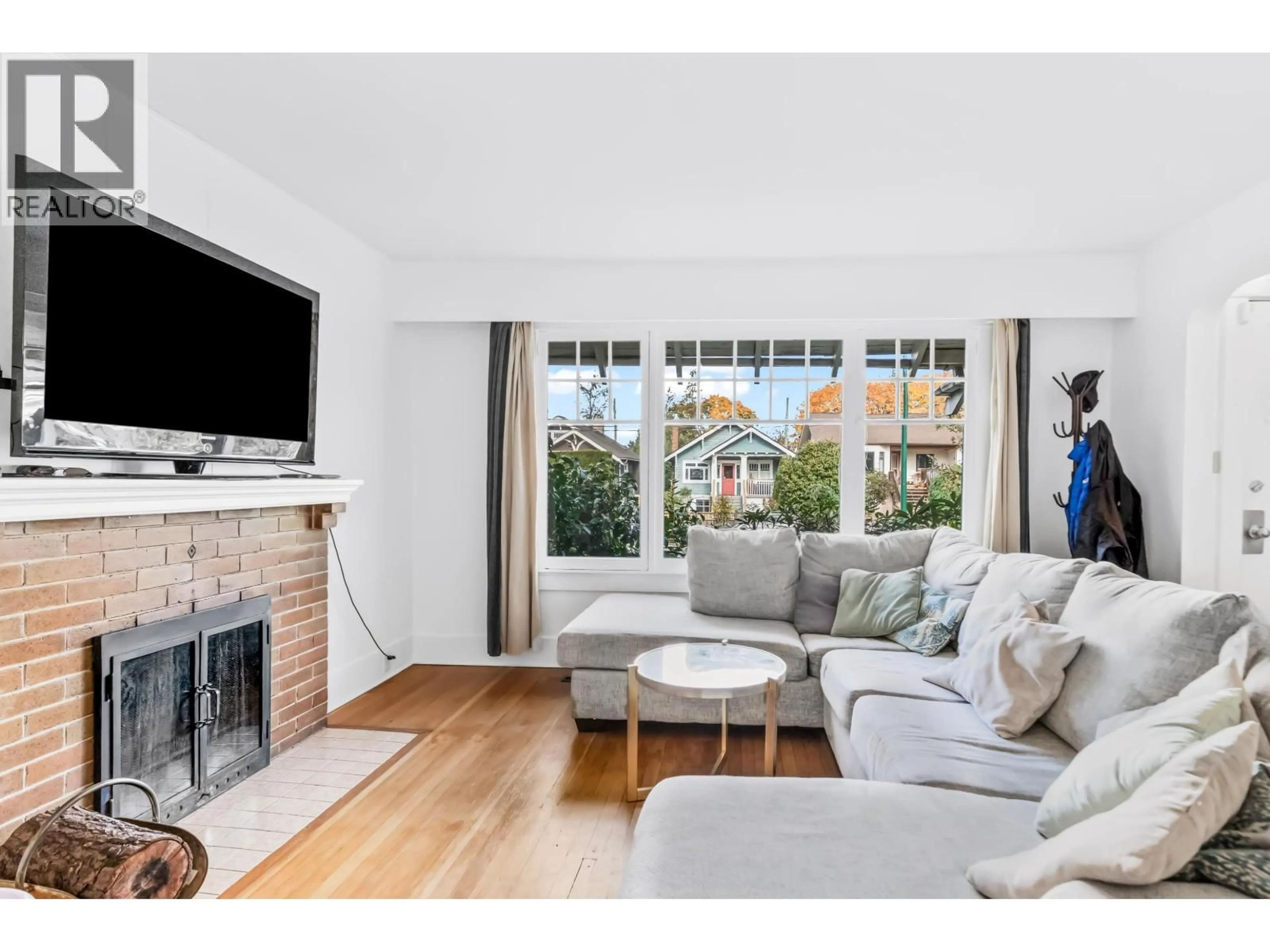 Living room with furniture, wood/laminate floor for 2846 8TH AVENUE, Vancouver British Columbia V6K2B9