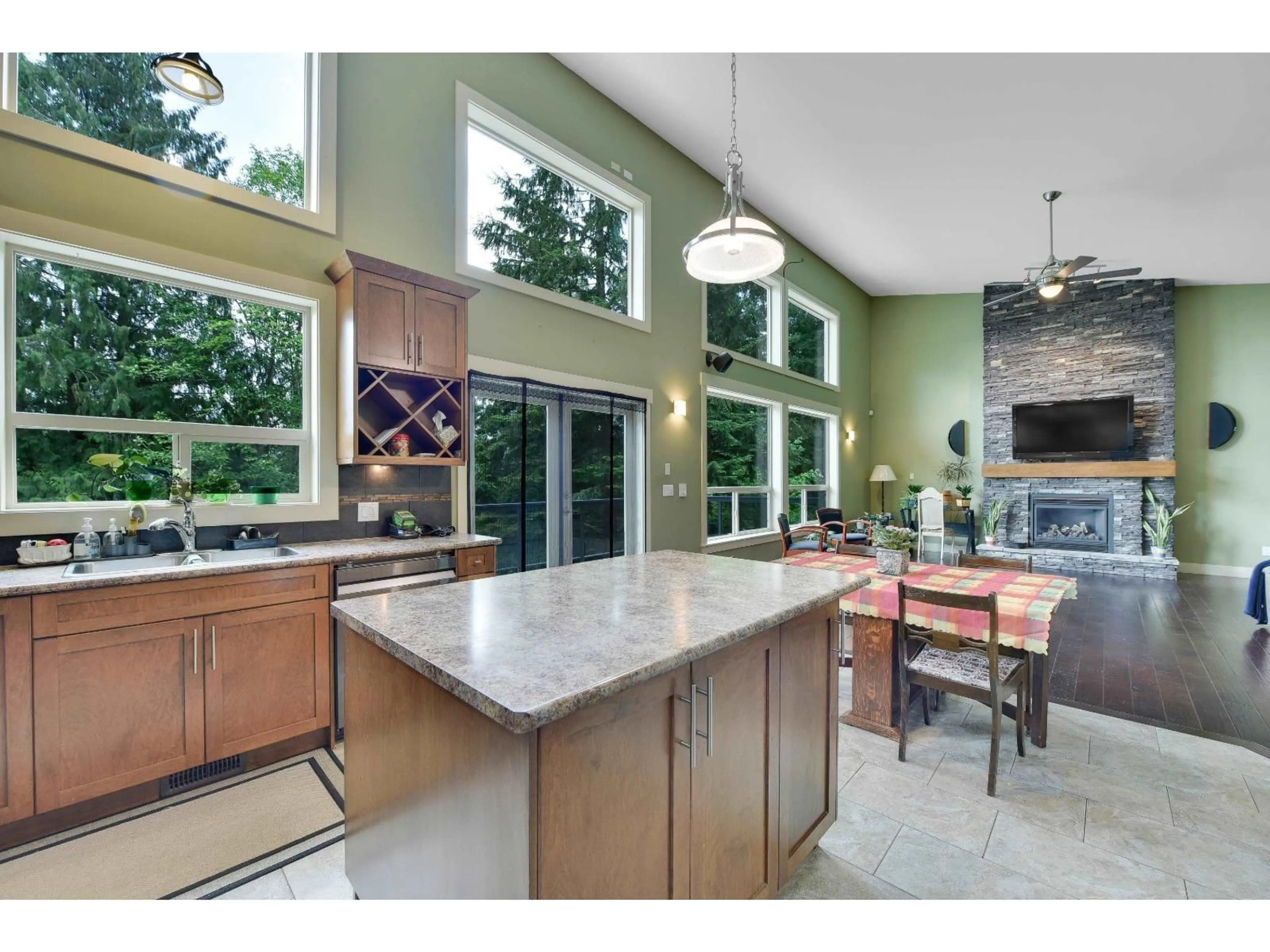 Open concept kitchen, ceramic/tile floor for 11759 WILSON, Mission British Columbia V4S1B6