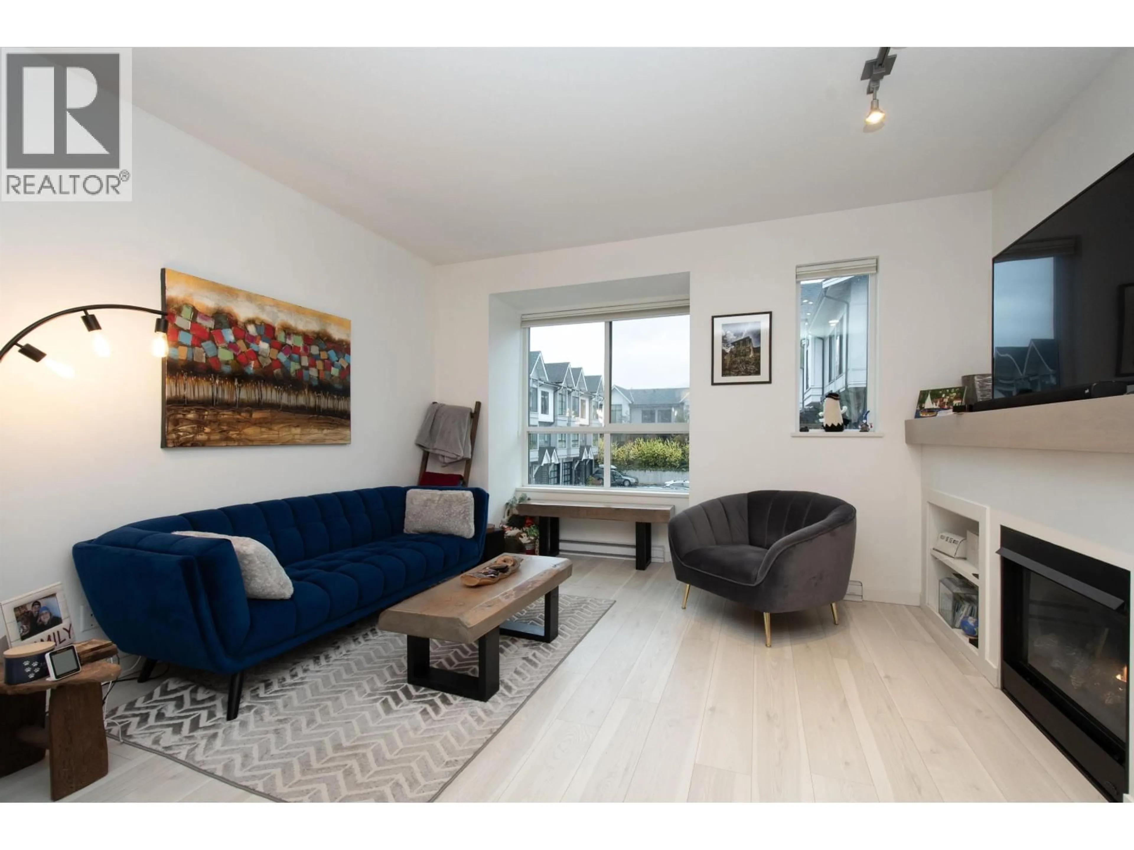 Living room with furniture, wood/laminate floor for 1224 GRANITE DRIVE, Squamish British Columbia V8B0V9