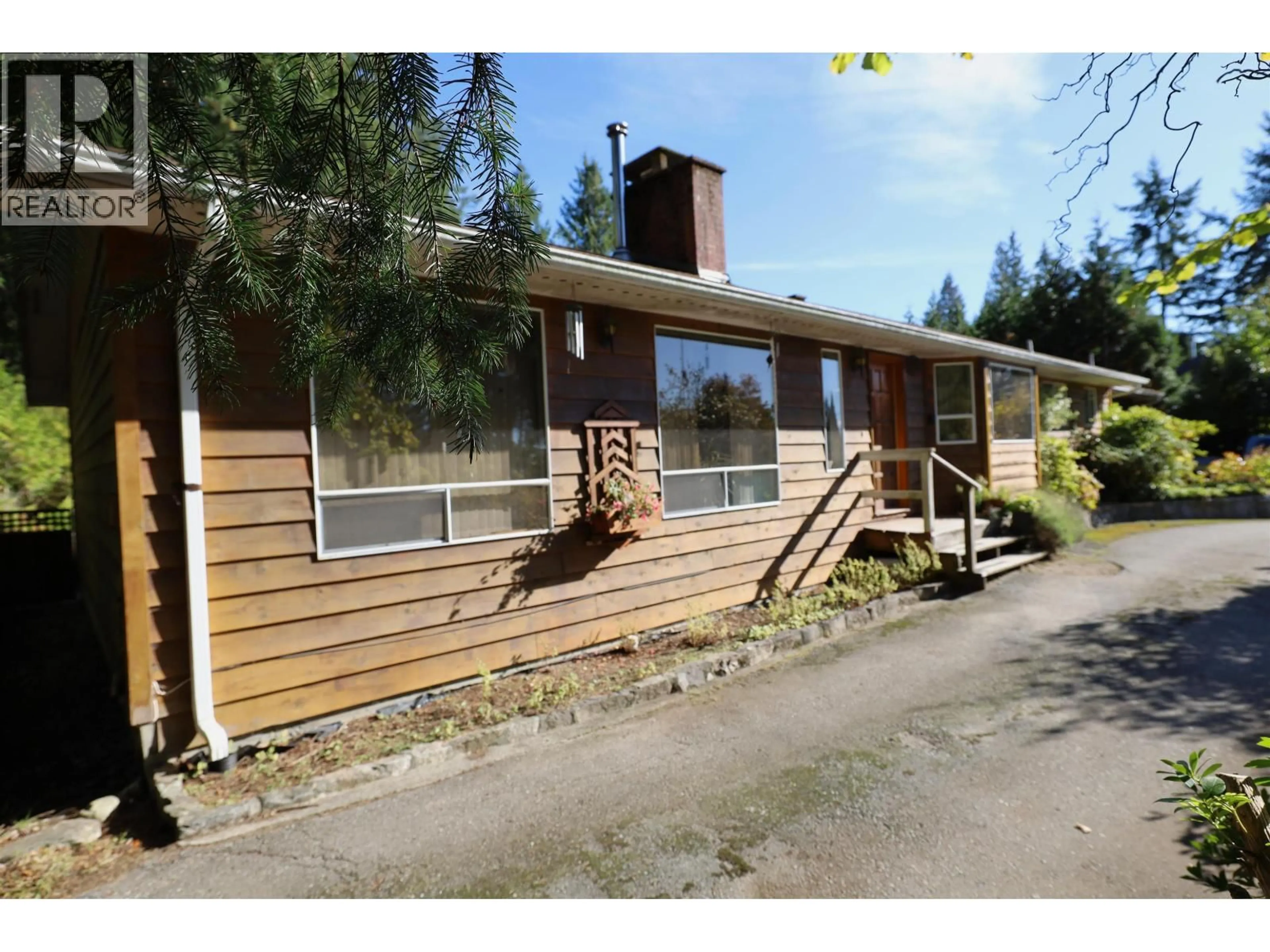 Home with vinyl exterior material, street for 588 VETERANS ROAD, Gibsons British Columbia V0N1V4
