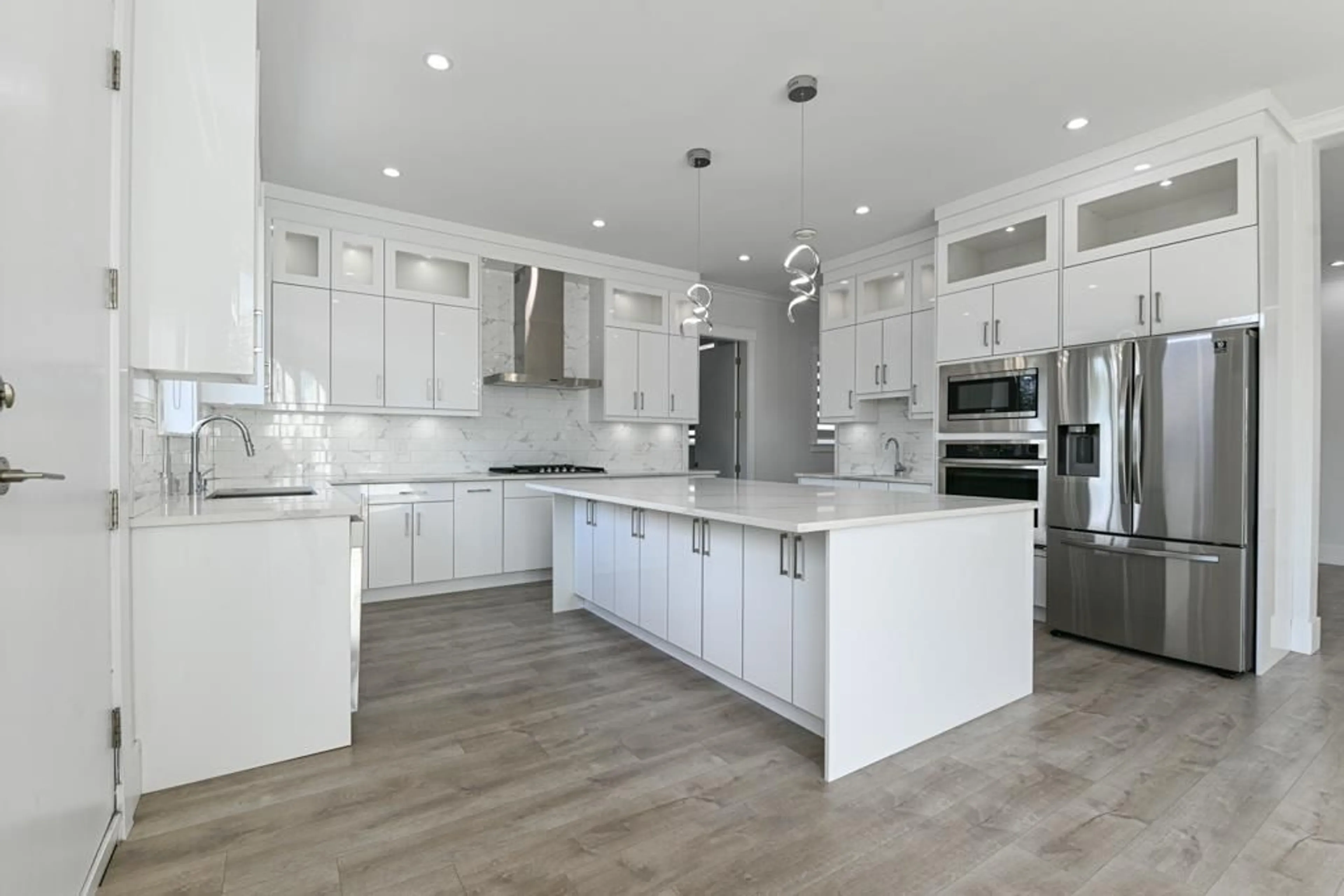 Open concept kitchen, unknown for 9975 173B, Surrey British Columbia V4N4L3