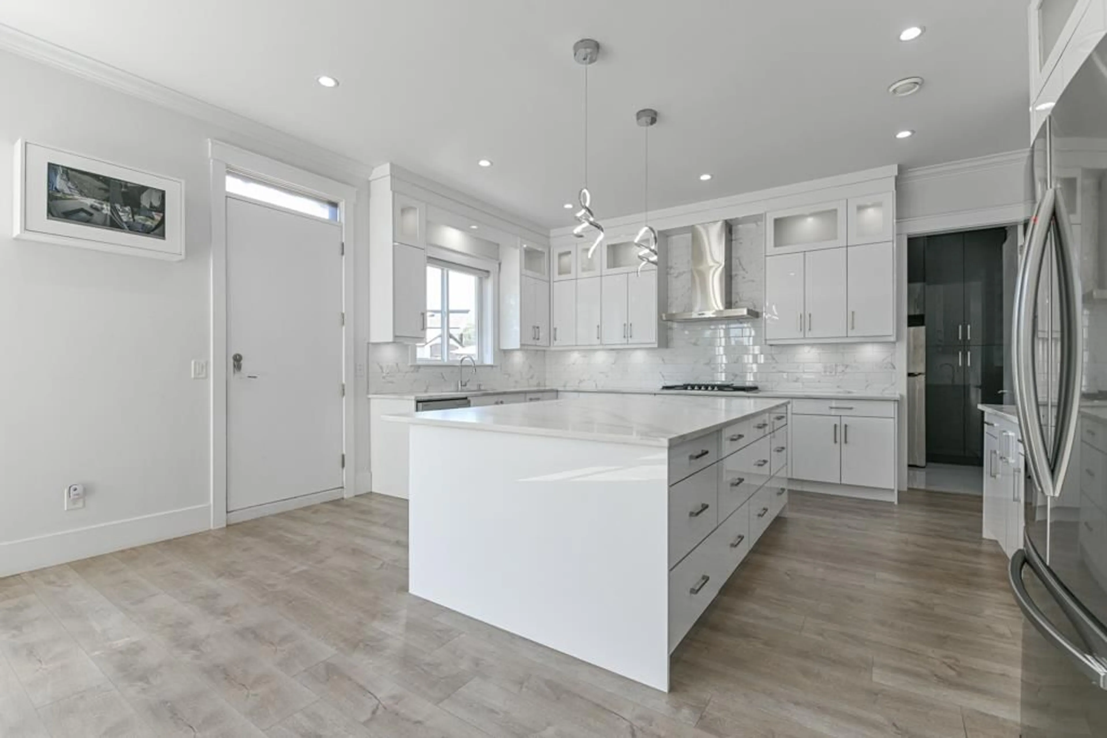 Open concept kitchen, ceramic/tile floor for 9975 173B, Surrey British Columbia V4N4L3