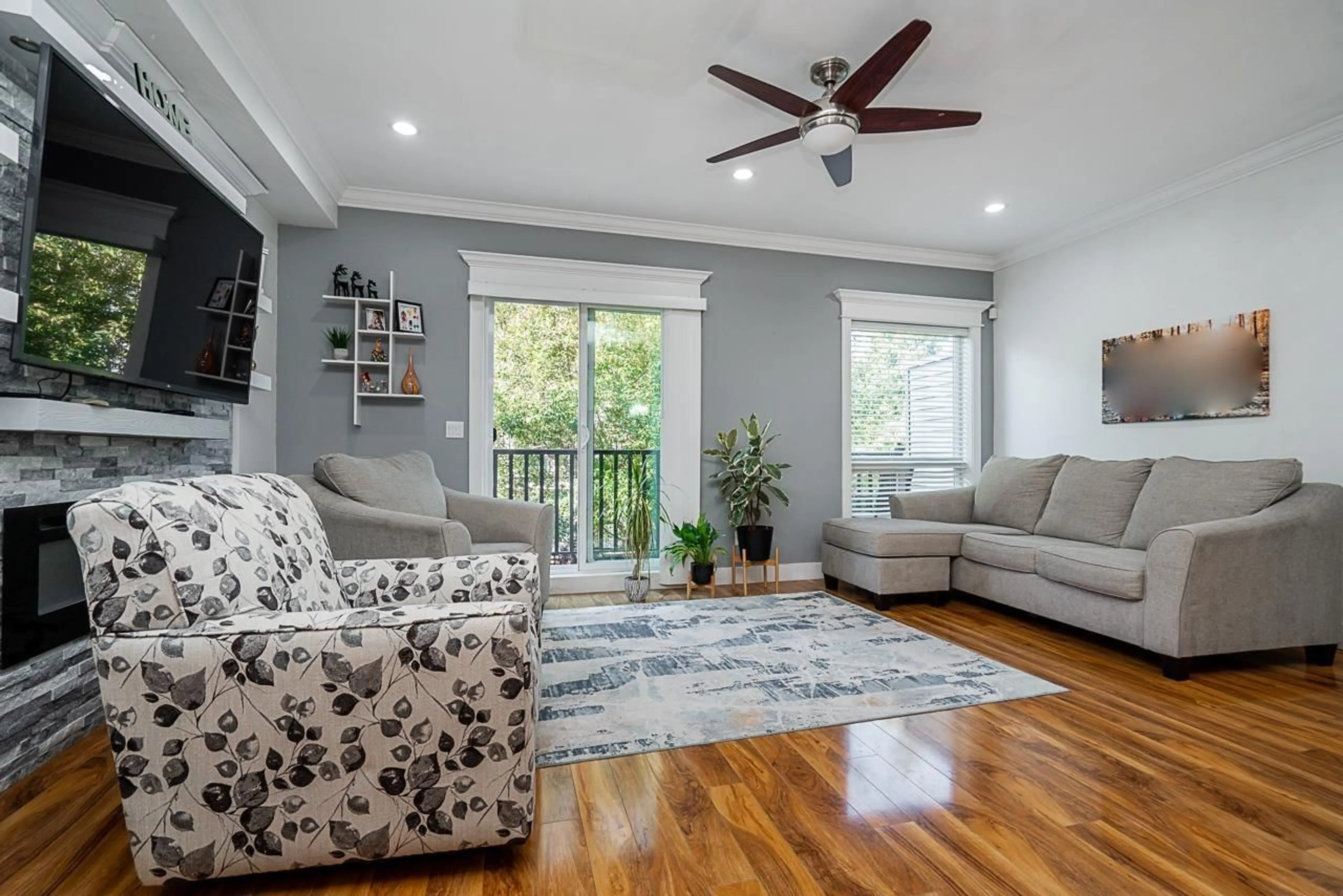Living room with furniture, wood/laminate floor for 7243 190, Surrey British Columbia V4N6E6