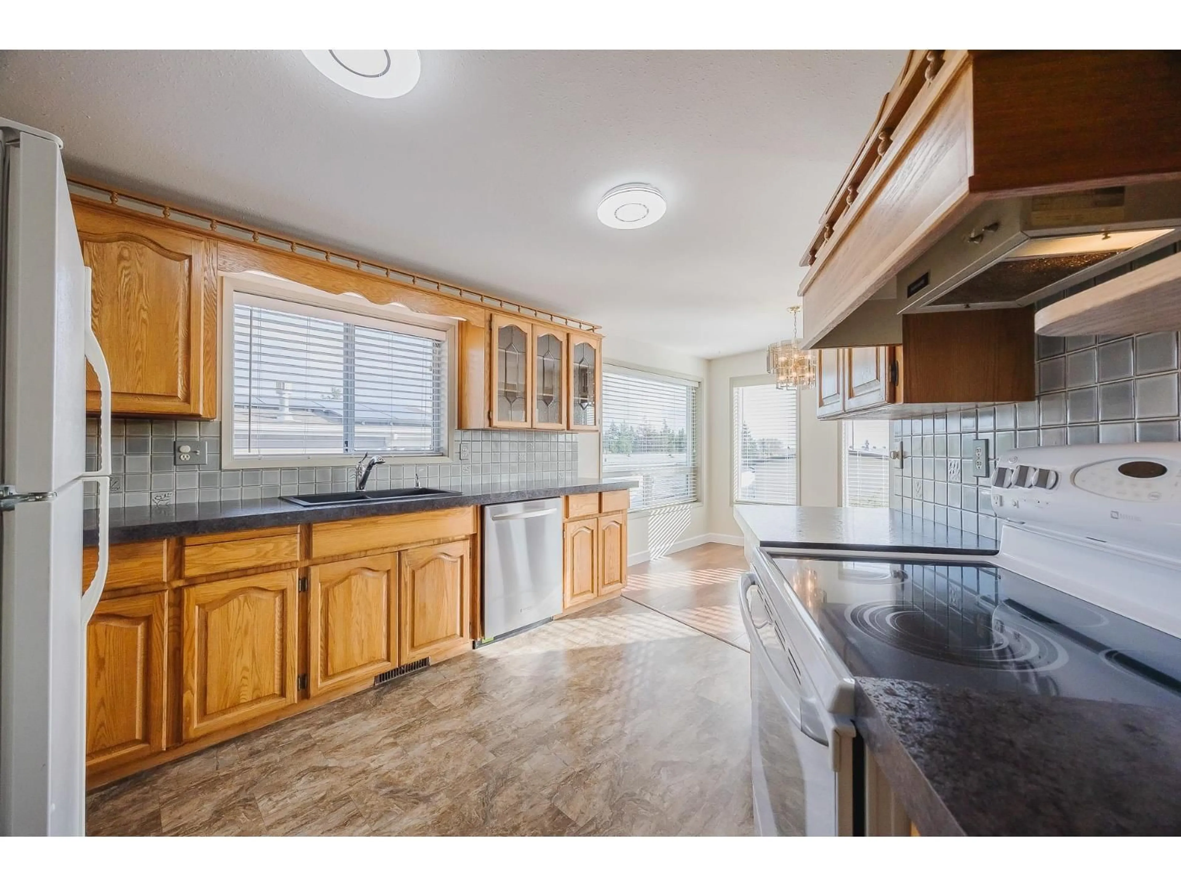 Open concept kitchen, ceramic/tile floor for 35 - 27111 0, Langley British Columbia V4W2T3