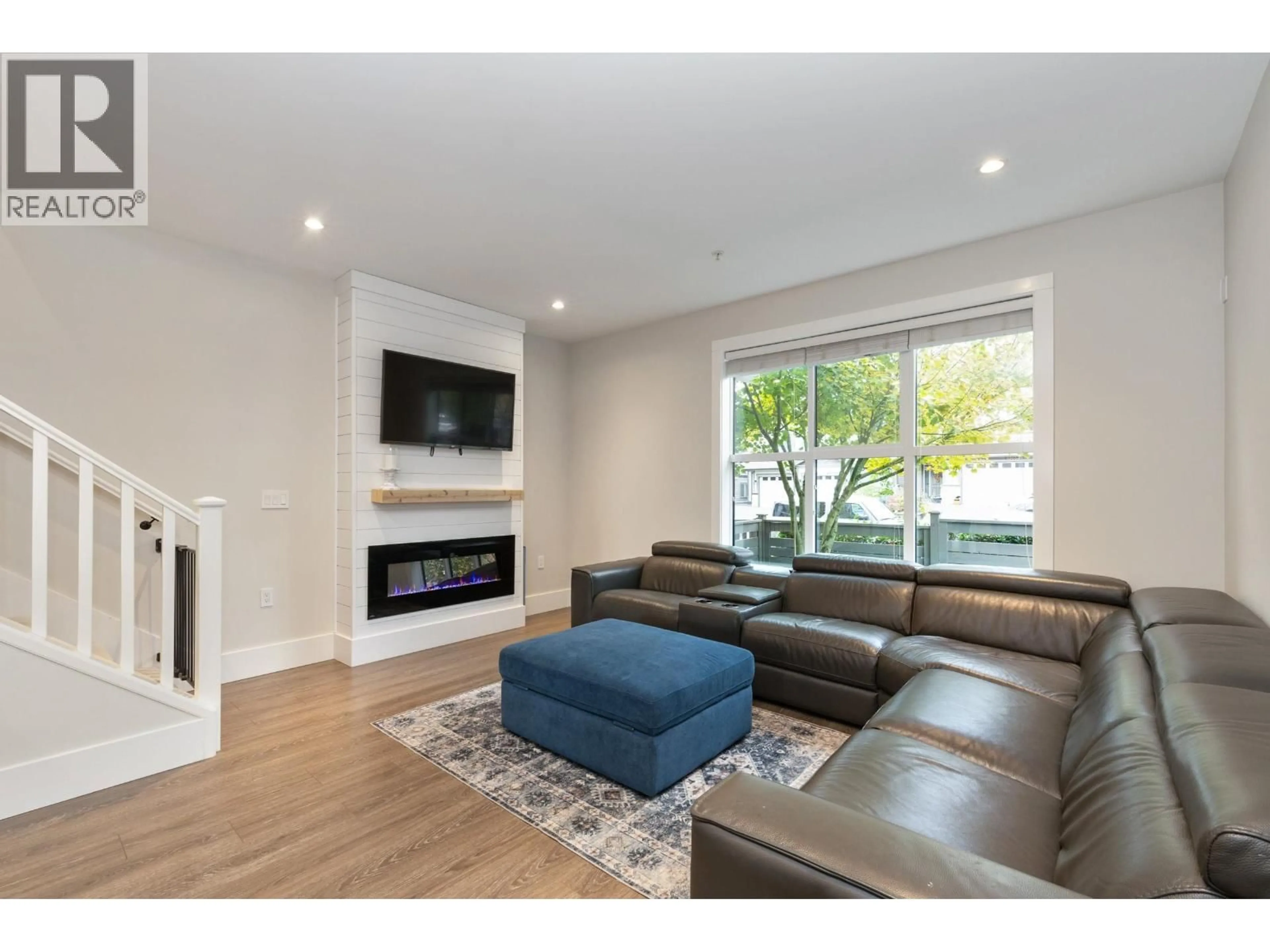 Living room with furniture, wood/laminate floor for 25 - 13260 236 STREET, Maple Ridge British Columbia V4R0G6