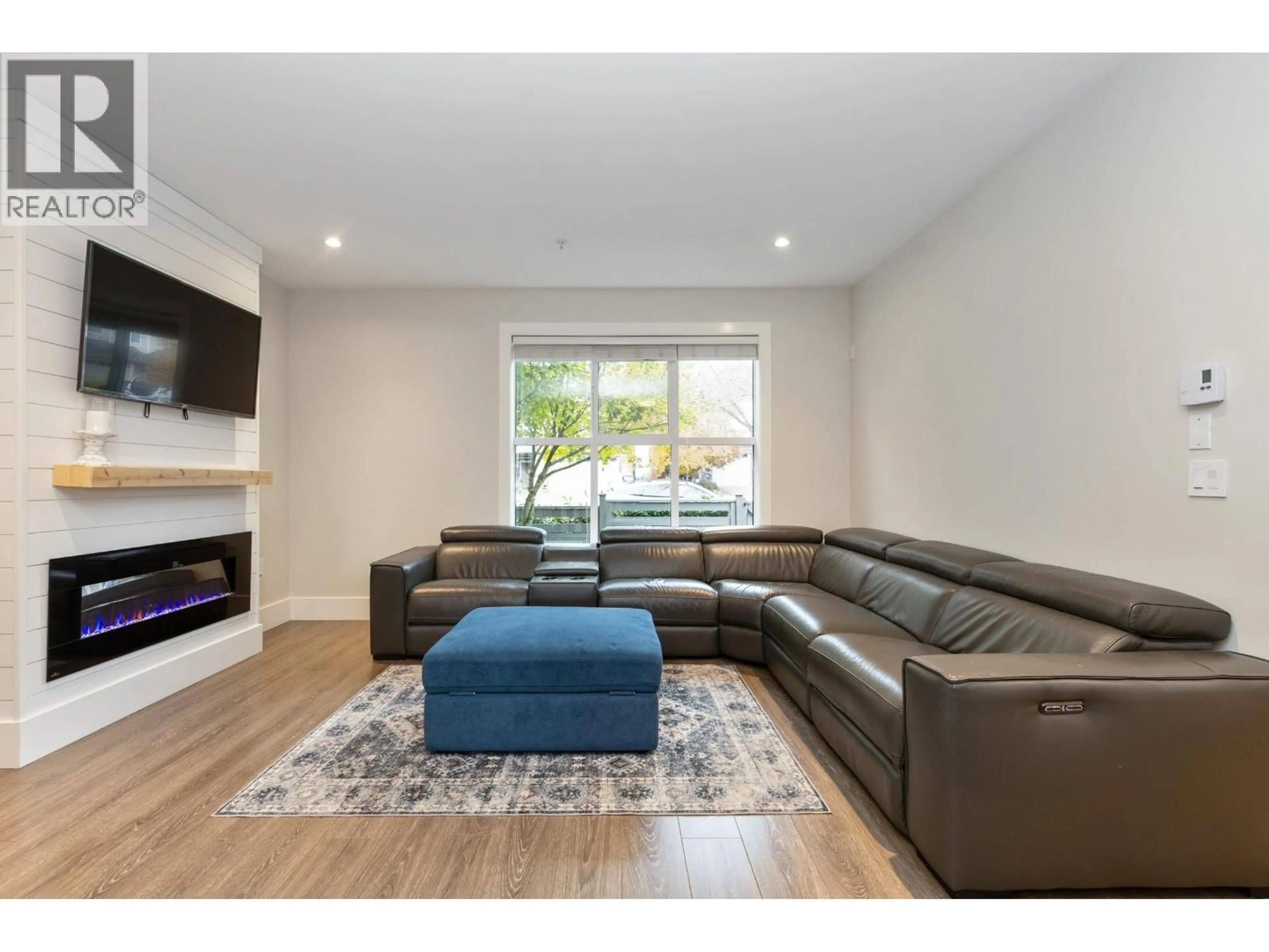 Living room with furniture, wood/laminate floor for 25 - 13260 236 STREET, Maple Ridge British Columbia V4R0G6