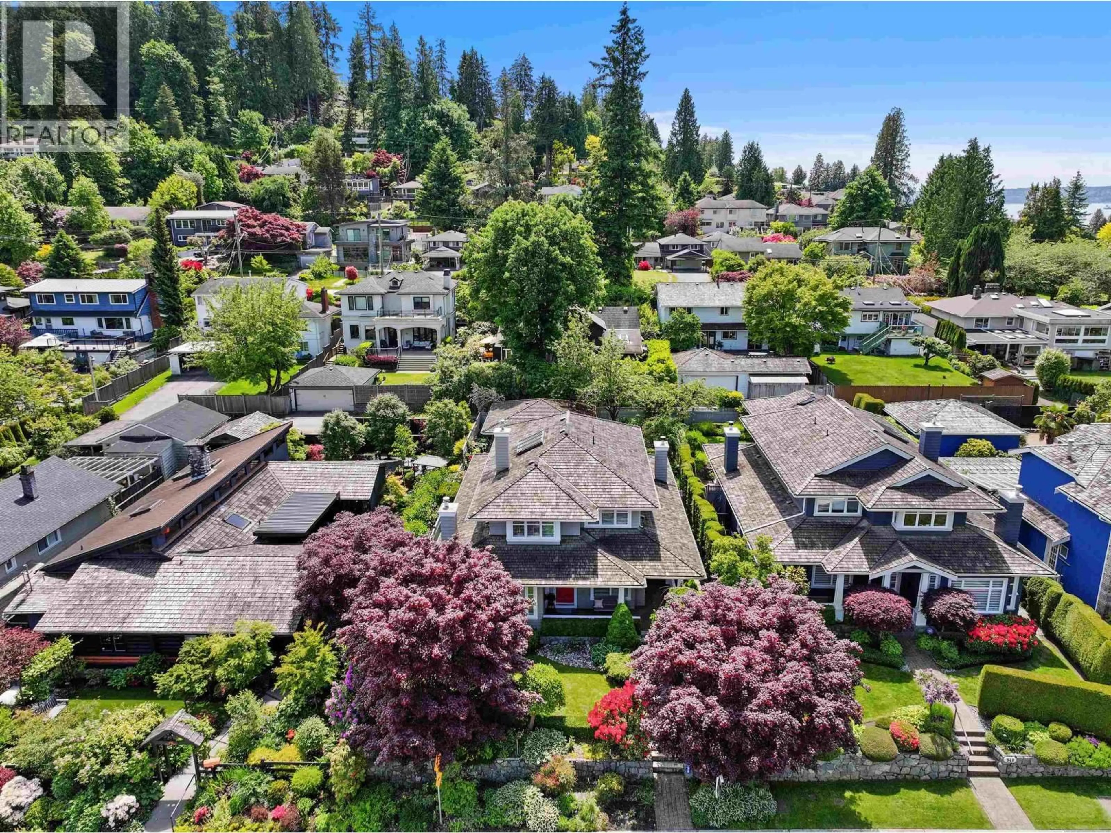A pic from outside/outdoor area/front of a property/back of a property/a pic from drone, mountain view for 938 KINGS AVENUE, West Vancouver British Columbia V7T2B7