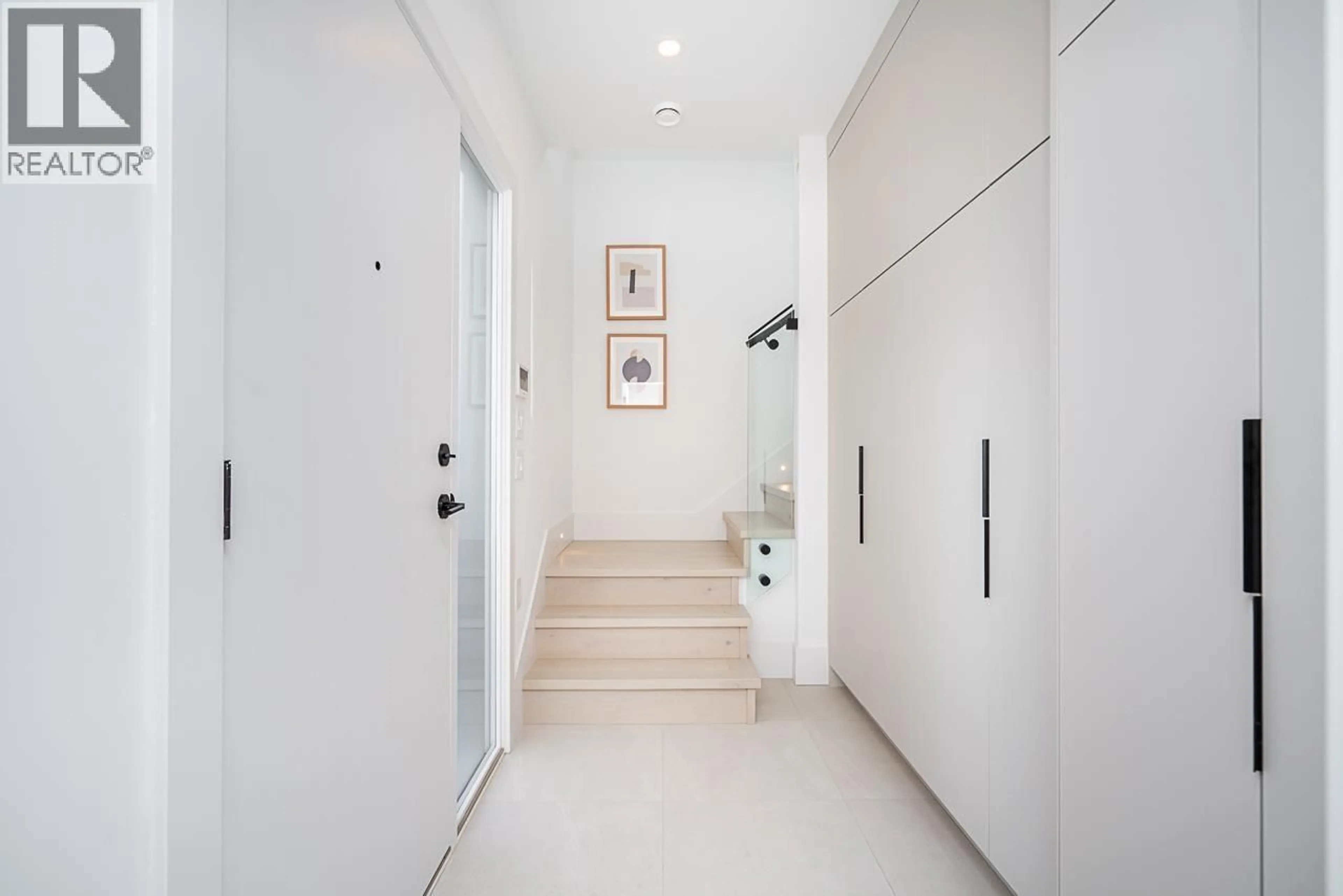 Indoor entryway for 2462 ADANAC STREET, Vancouver British Columbia V5K2M4