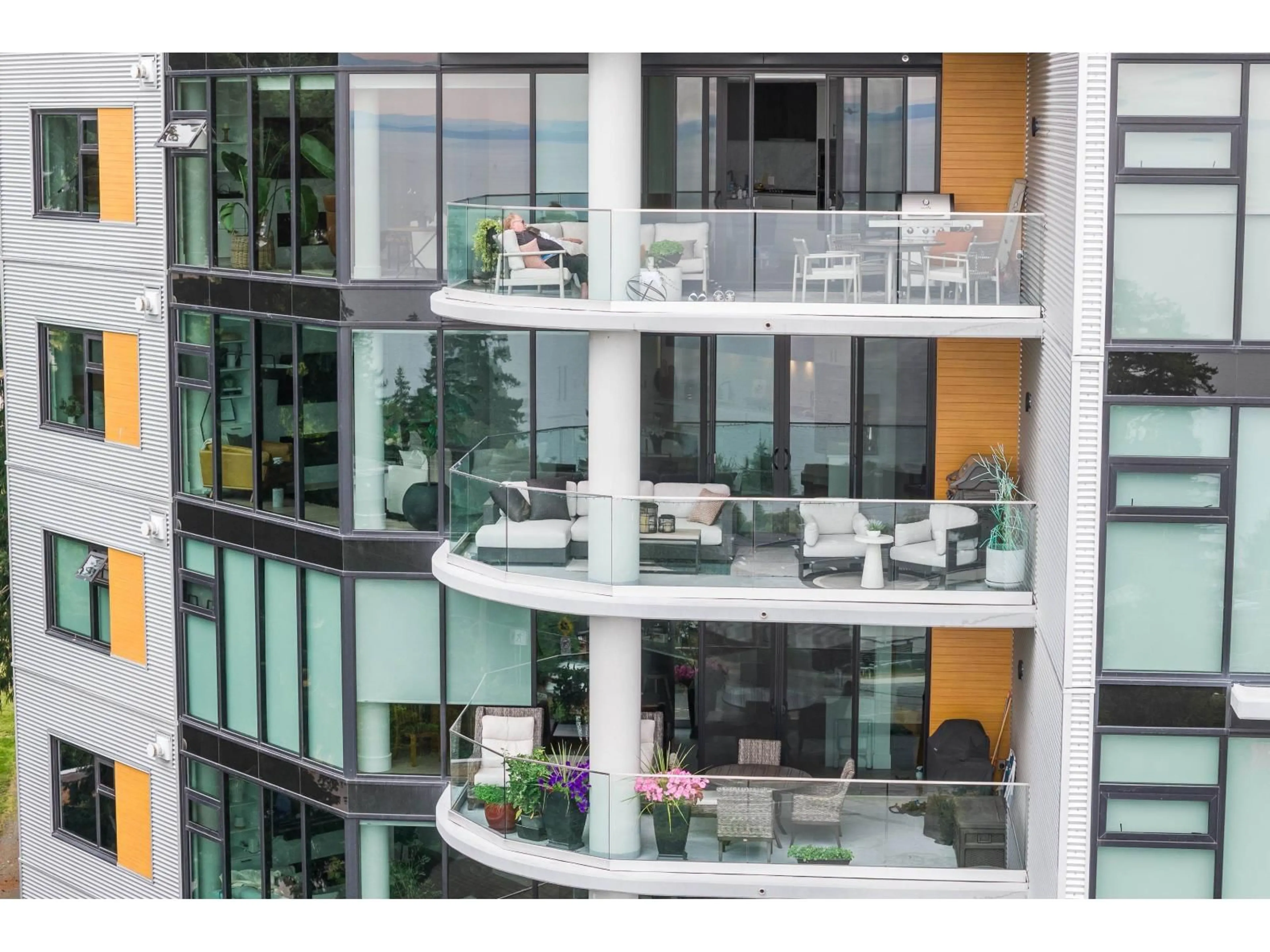 Indoor foyer for 602 - 14825 THRIFT, White Rock British Columbia V4B2J6