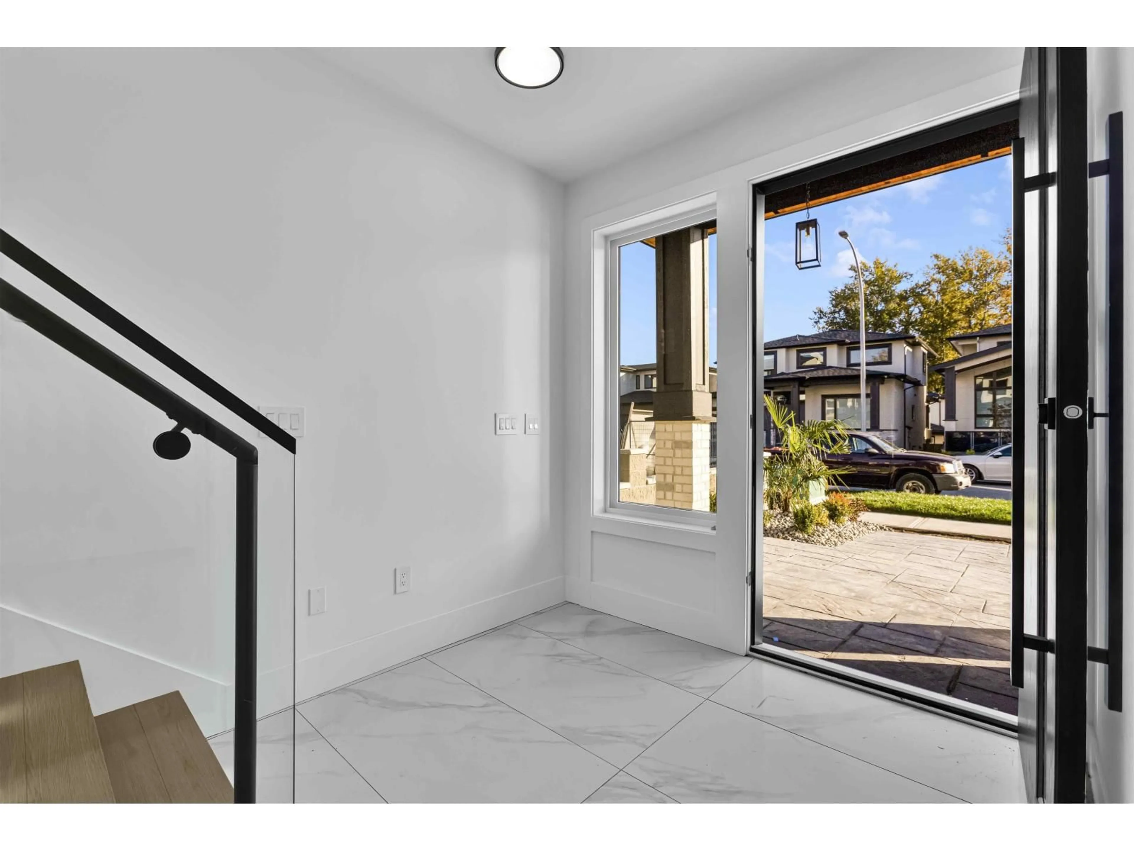 Indoor entryway for 102 - 16633 18A, Surrey British Columbia V3Z1A2