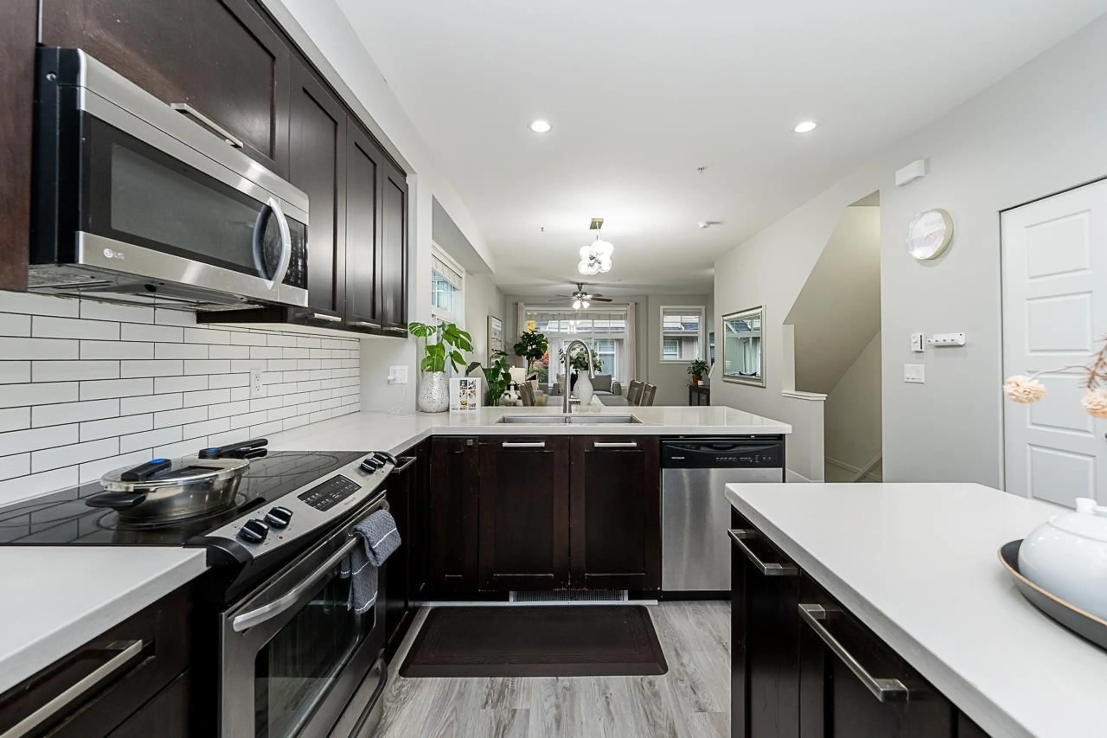 Open concept kitchen, ceramic/tile floor for 42 - 20966 77A, Langley British Columbia V2Y0K9