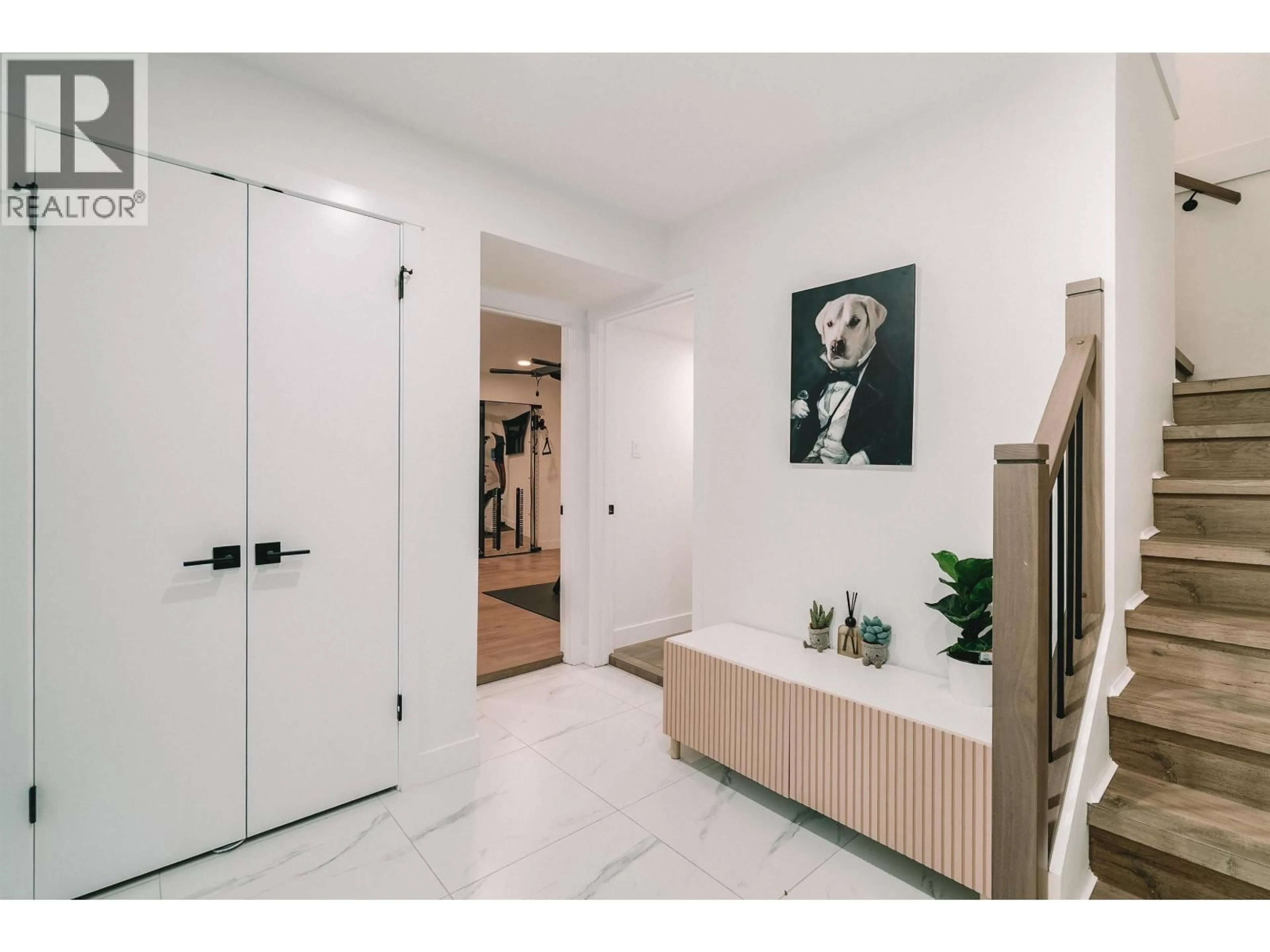 Indoor entryway for 5885 SHERBROOKE STREET, Vancouver British Columbia V5W3N1