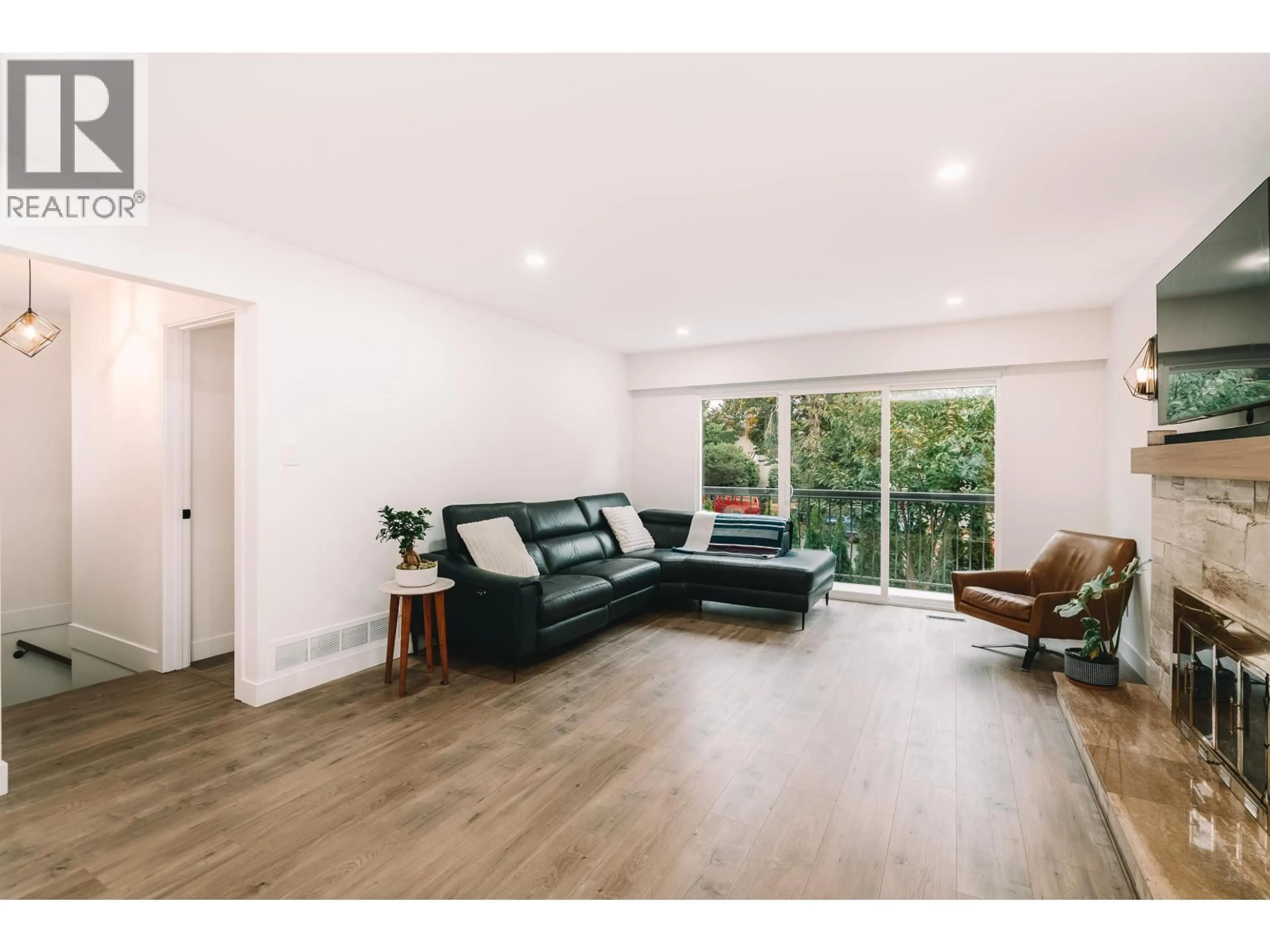 Living room with furniture, wood/laminate floor for 5885 SHERBROOKE STREET, Vancouver British Columbia V5W3N1