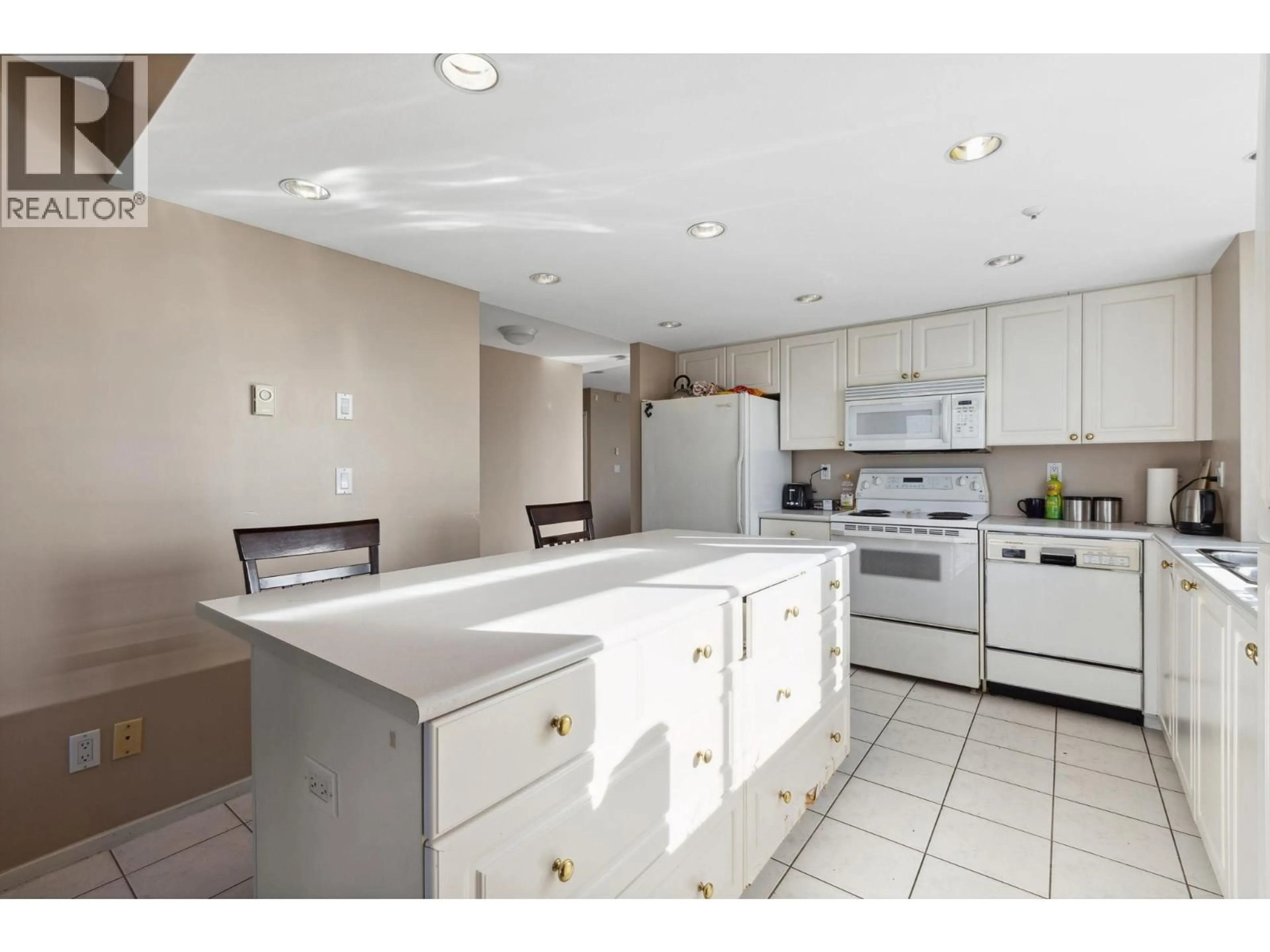 Open concept kitchen, ceramic/tile floor for 2204 - 739 PRINCESS STREET, New Westminster British Columbia V3M6V6