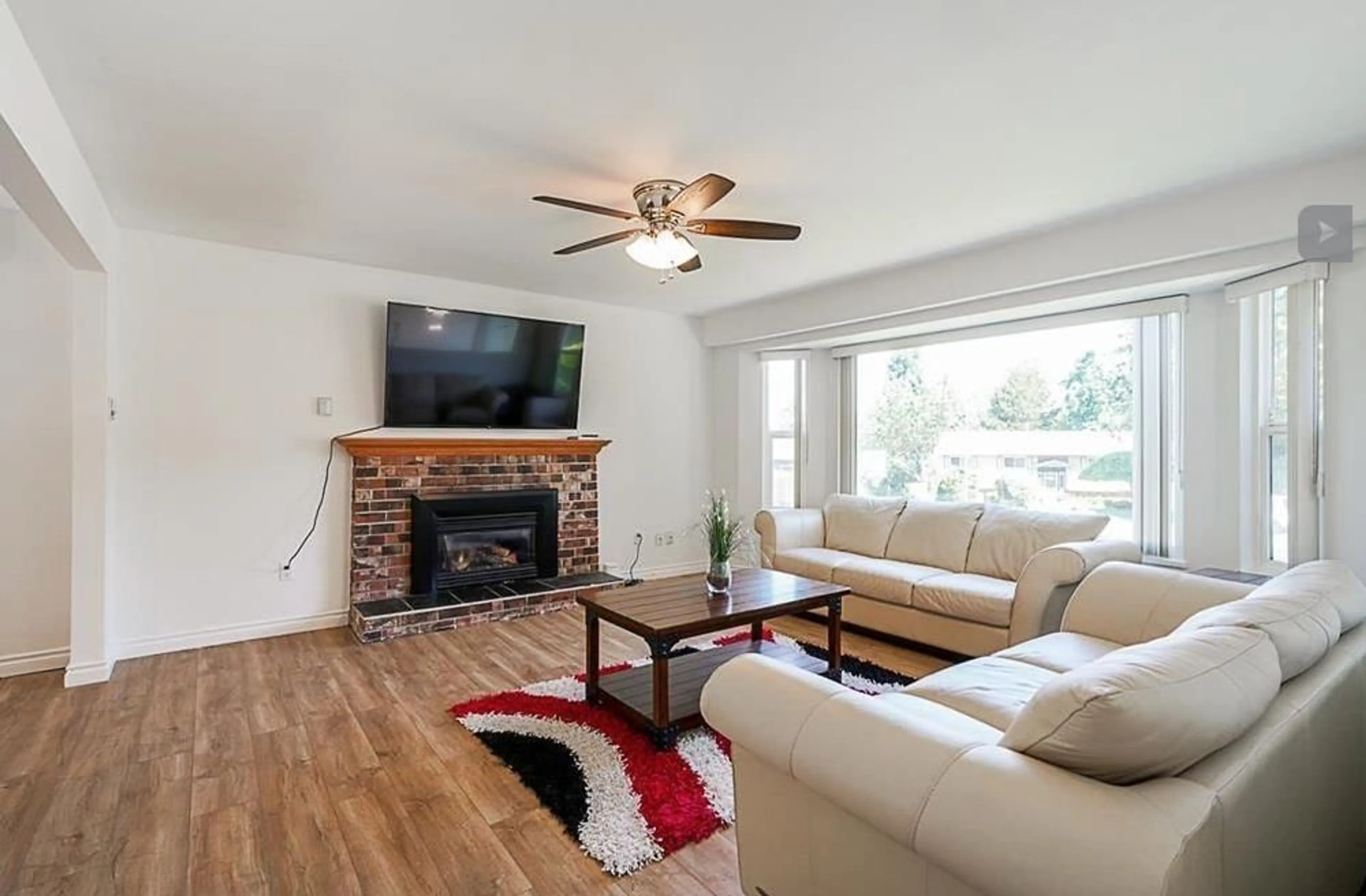 Living room with furniture, wood/laminate floor for 15084 86A, Surrey British Columbia V3S4V1