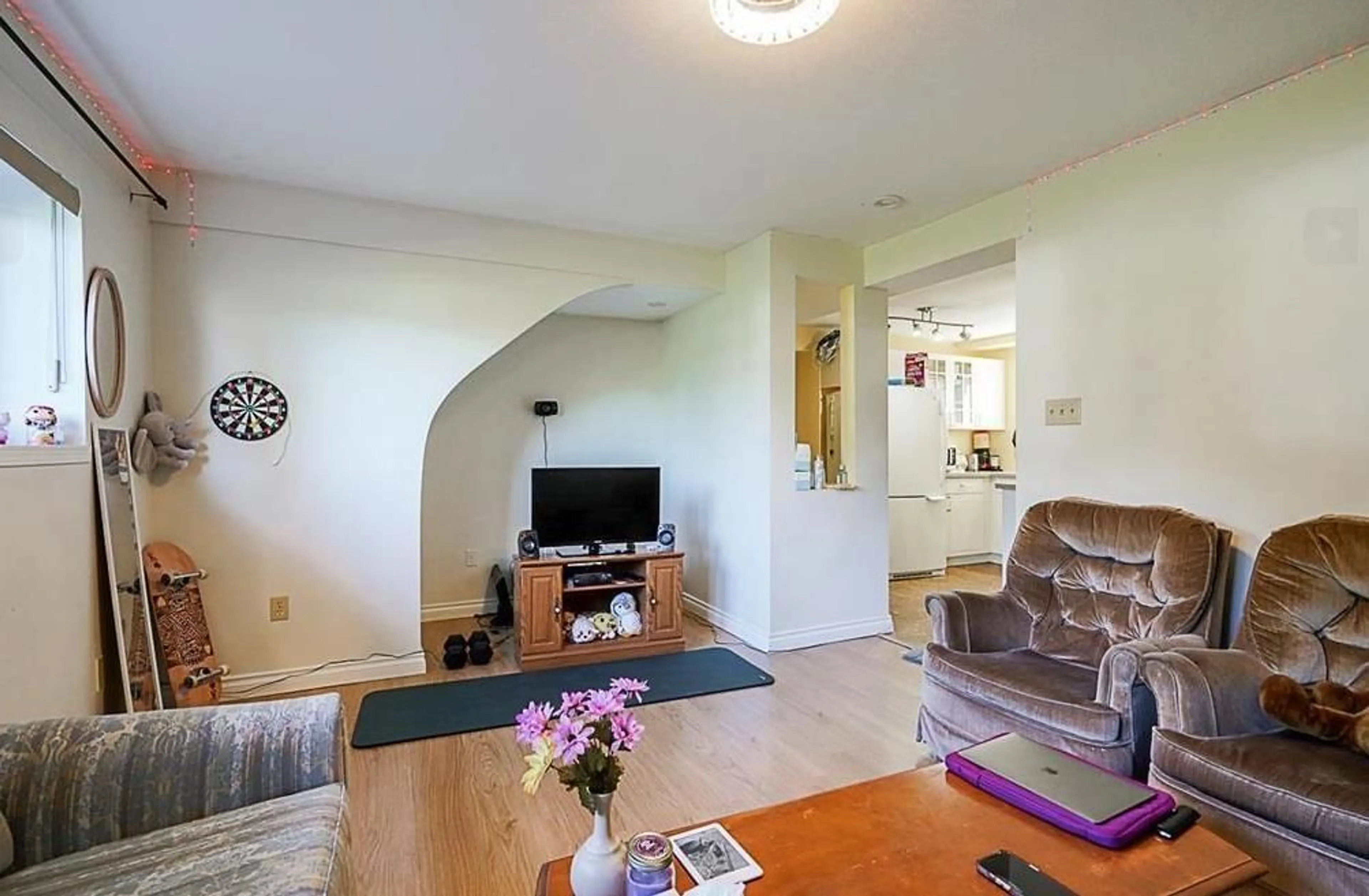 Living room with furniture, unknown for 15084 86A, Surrey British Columbia V3S4V1