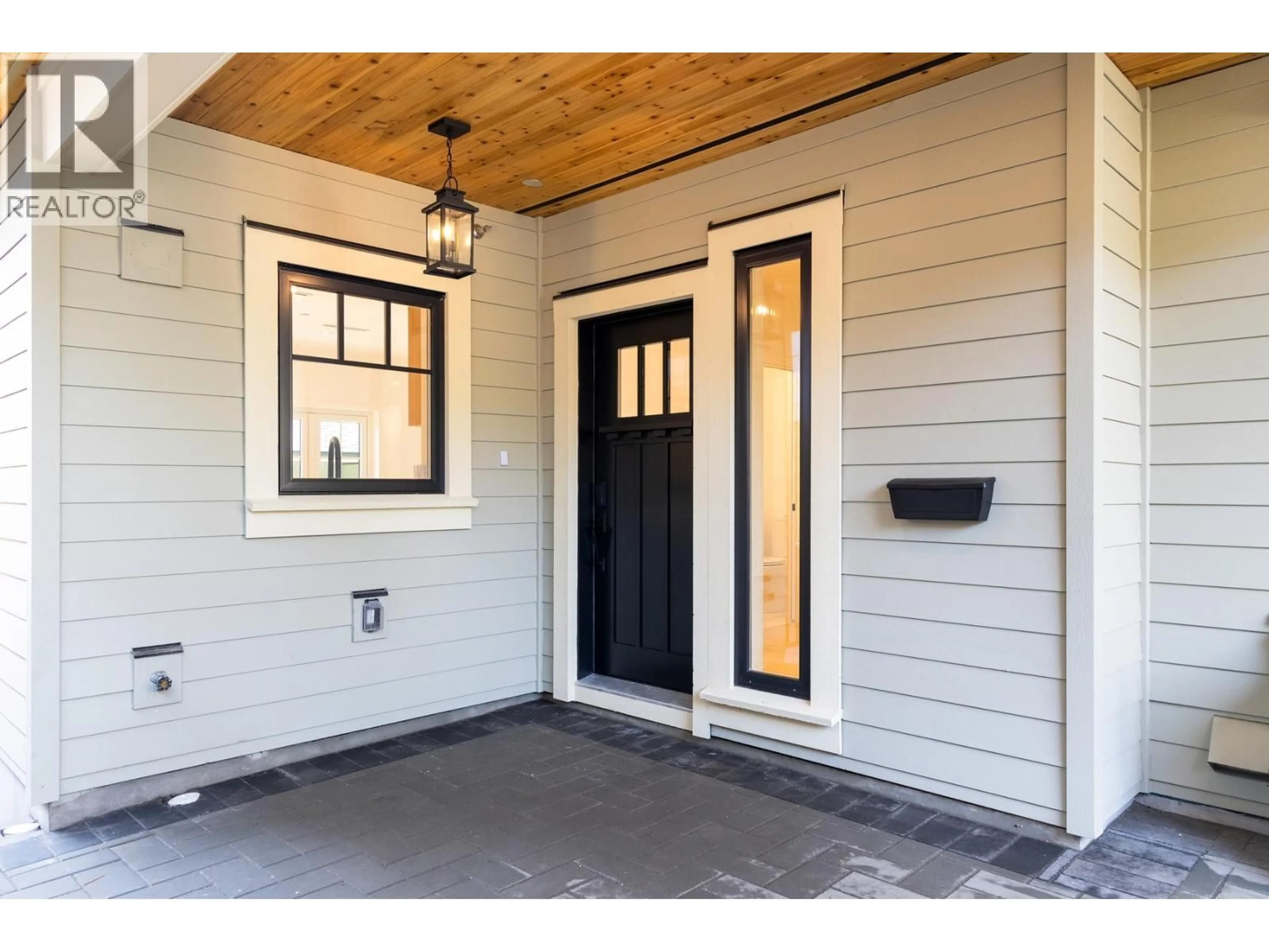 Indoor entryway for 261 6TH STREET, North Vancouver British Columbia V7M1K7