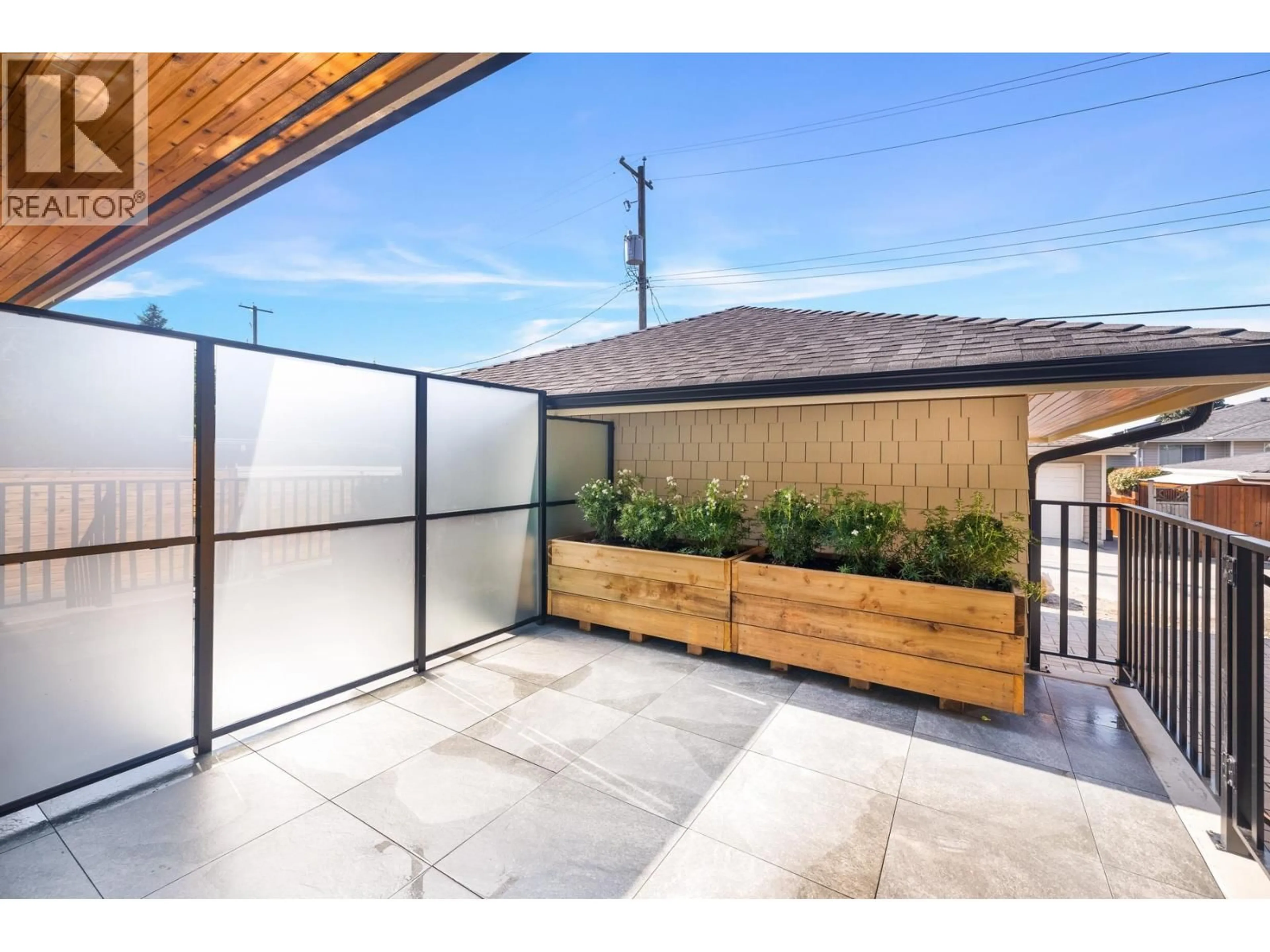 Patio, street for 261 6TH STREET, North Vancouver British Columbia V7M1K7