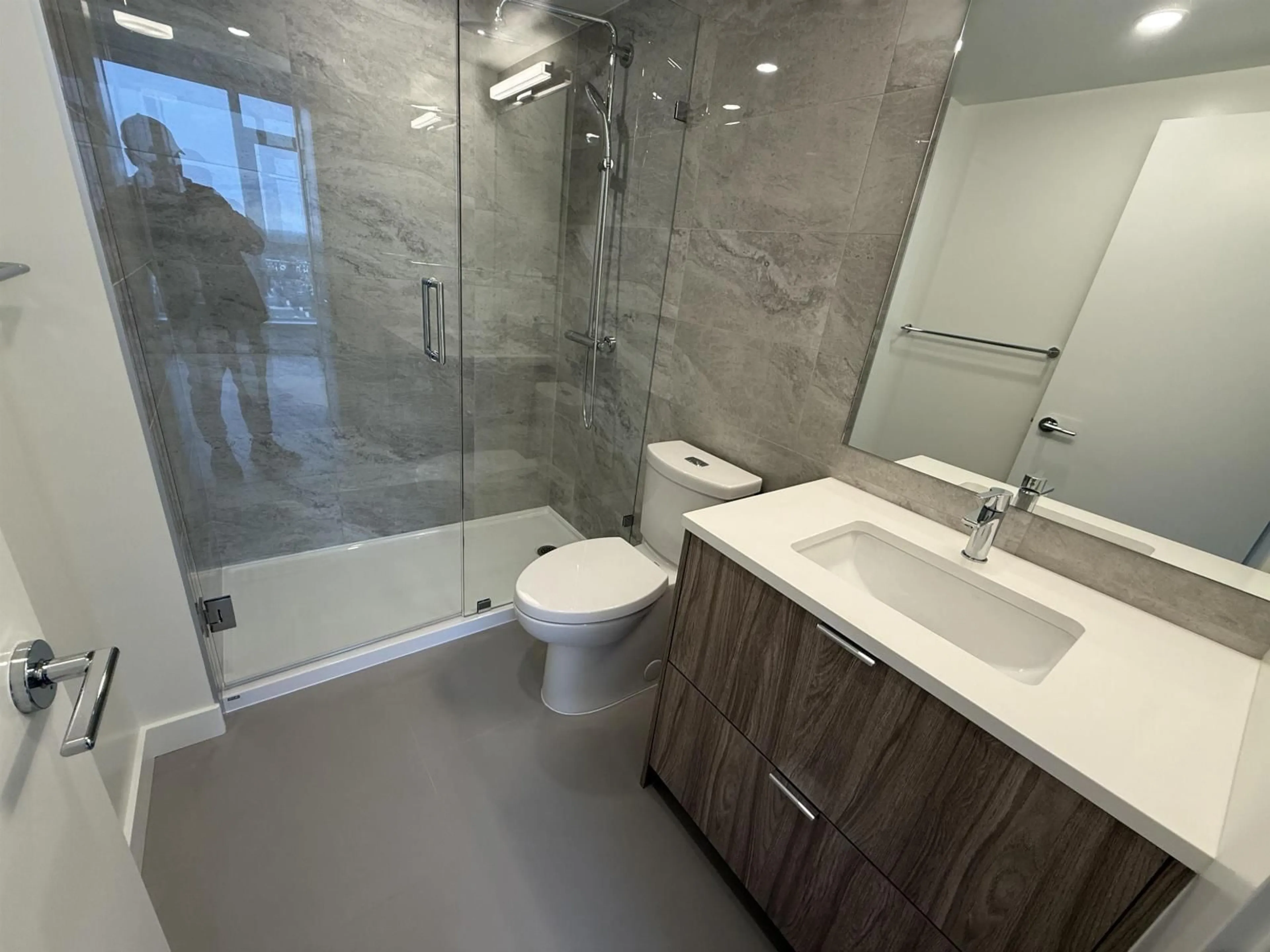 Contemporary bathroom, ceramic/tile floor for 2302 - 13675 107A, Surrey British Columbia V3T0X2