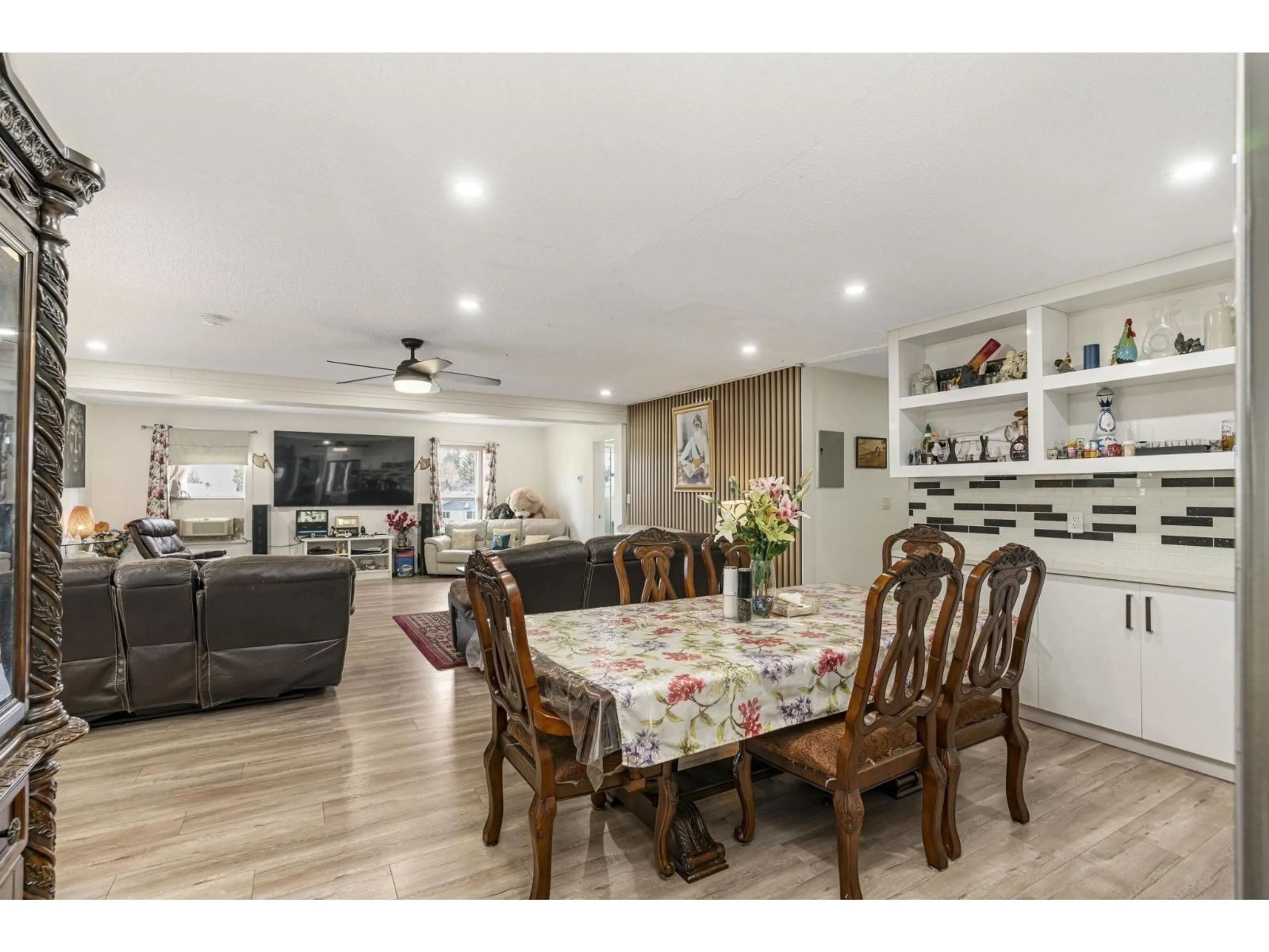 Open concept kitchen, wood/laminate floor for 32354 MARSHALL, Abbotsford British Columbia V2T1A4