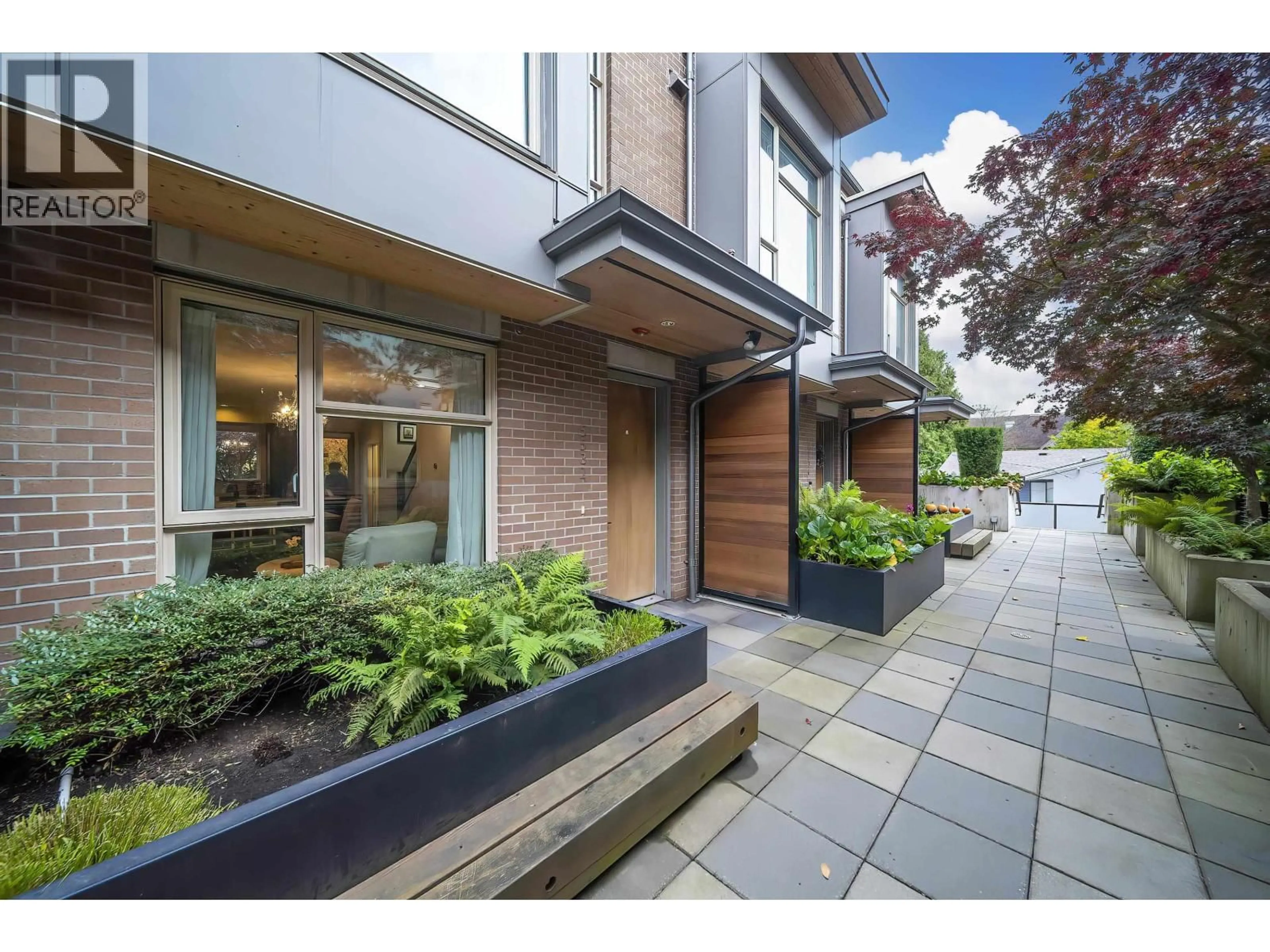 Patio, street for 5532 OAK STREET, Vancouver British Columbia V6M2V6