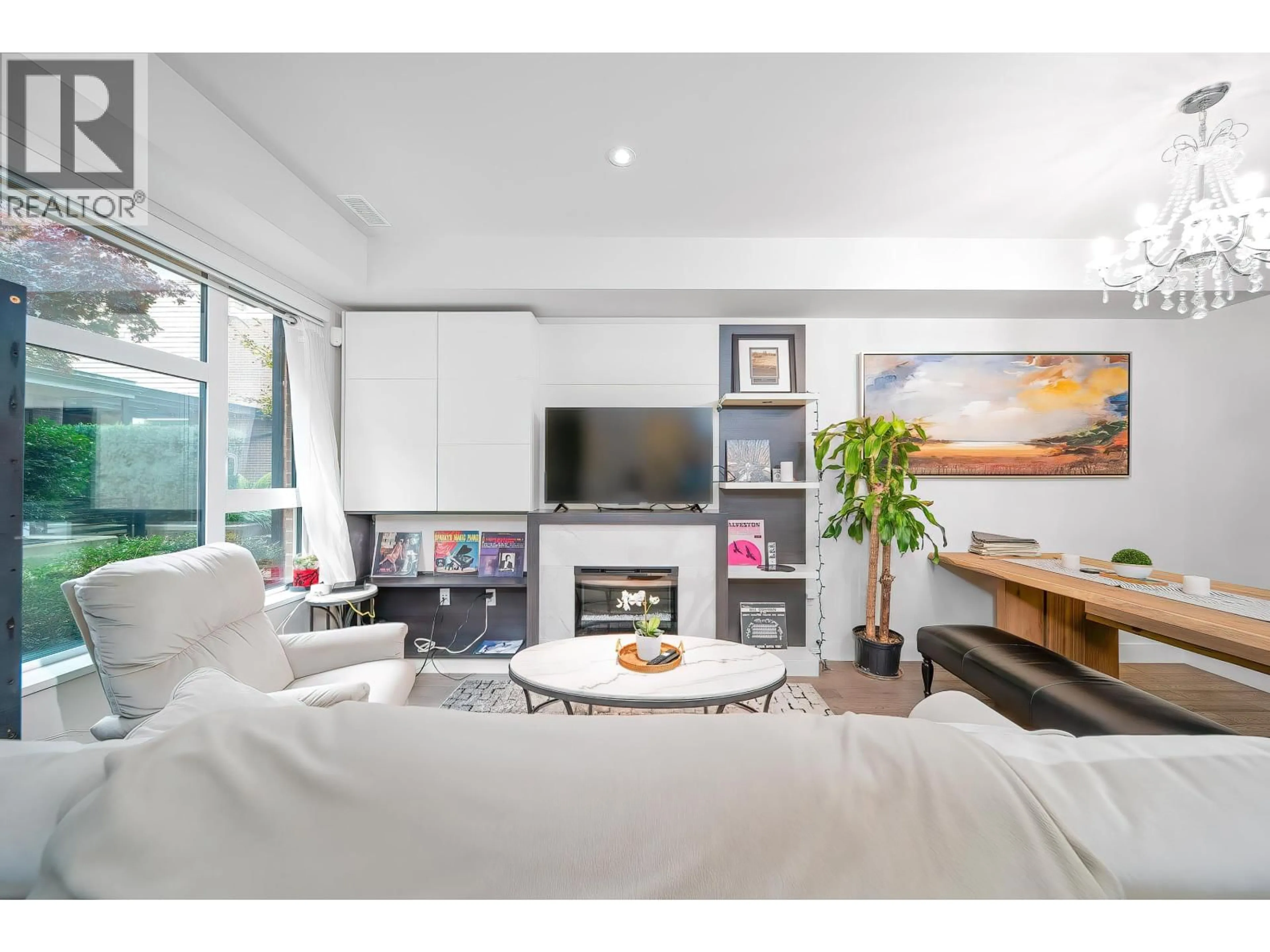 Living room with furniture, wood/laminate floor for 5532 OAK STREET, Vancouver British Columbia V6M2V6