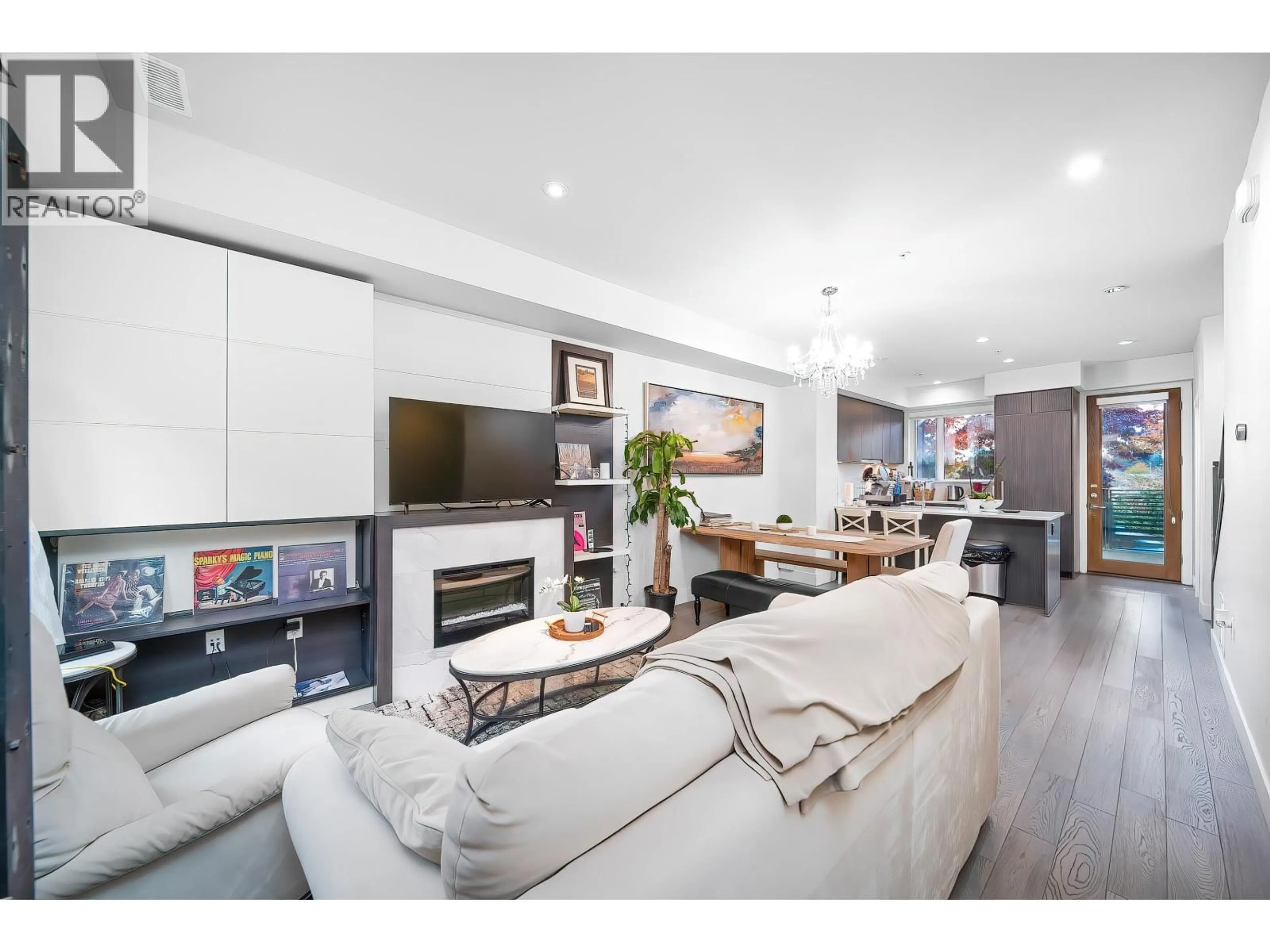 Living room with furniture, wood/laminate floor for 5532 OAK STREET, Vancouver British Columbia V6M2V6