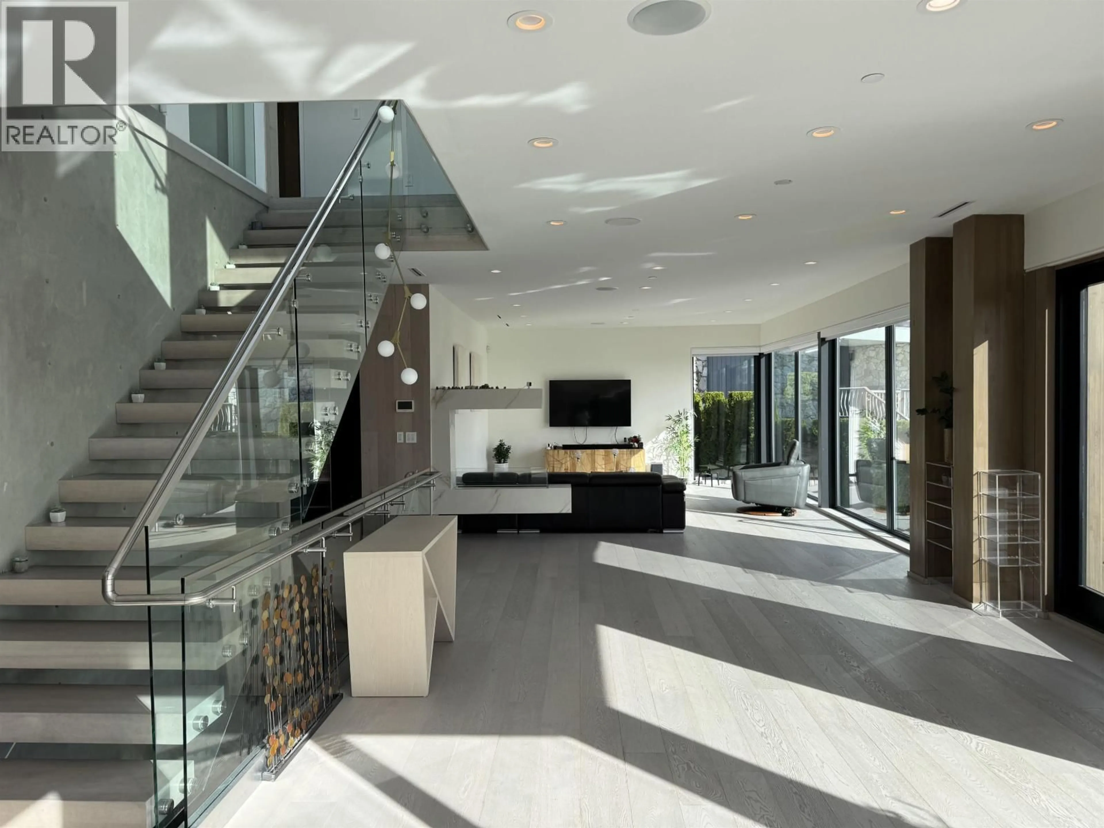 Indoor foyer for 1035 GREENWOOD PLACE, West Vancouver British Columbia V7S1Y2