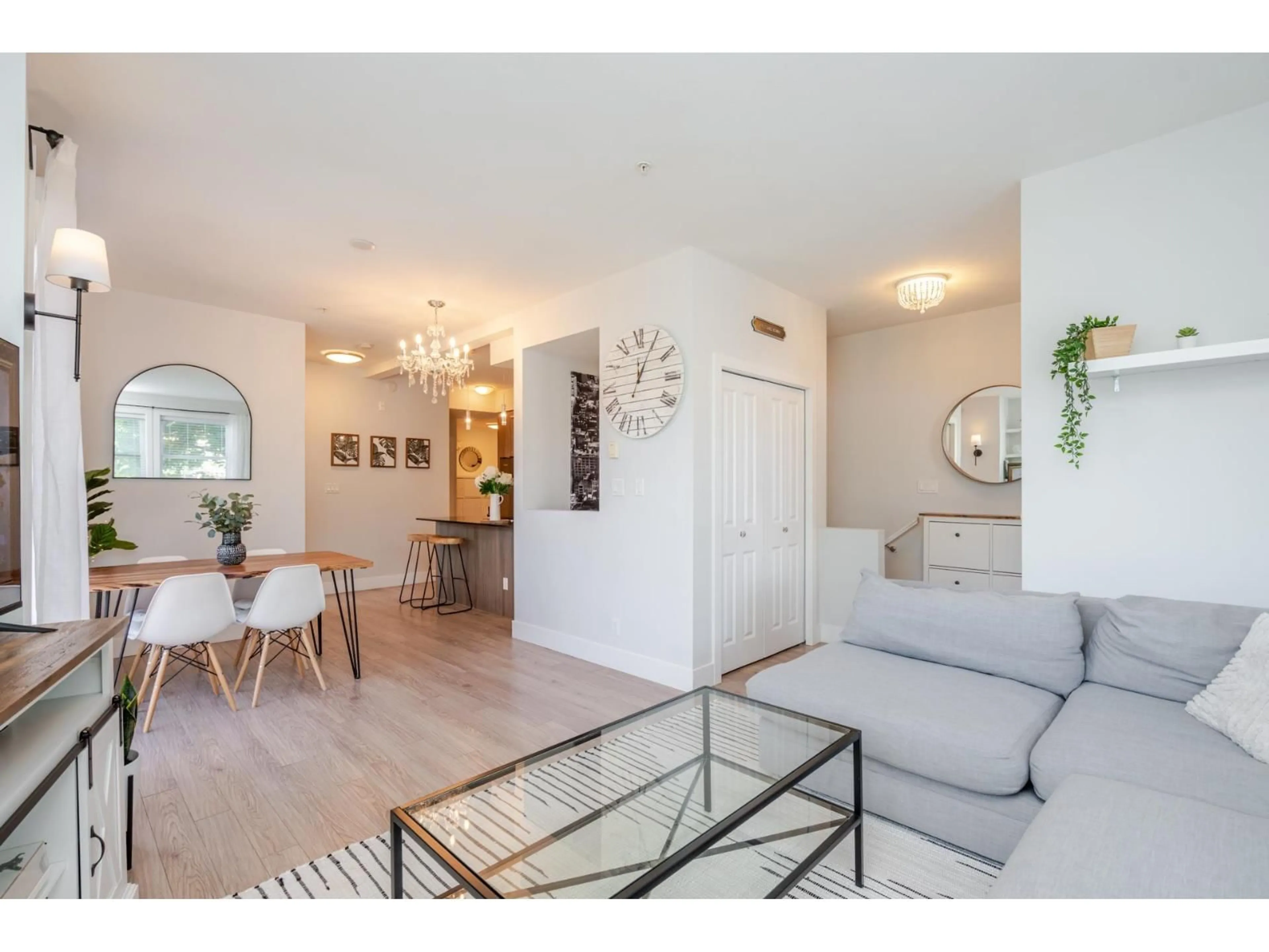 Living room with furniture, unknown for 105 - 15956 86A, Surrey British Columbia V4N6N8