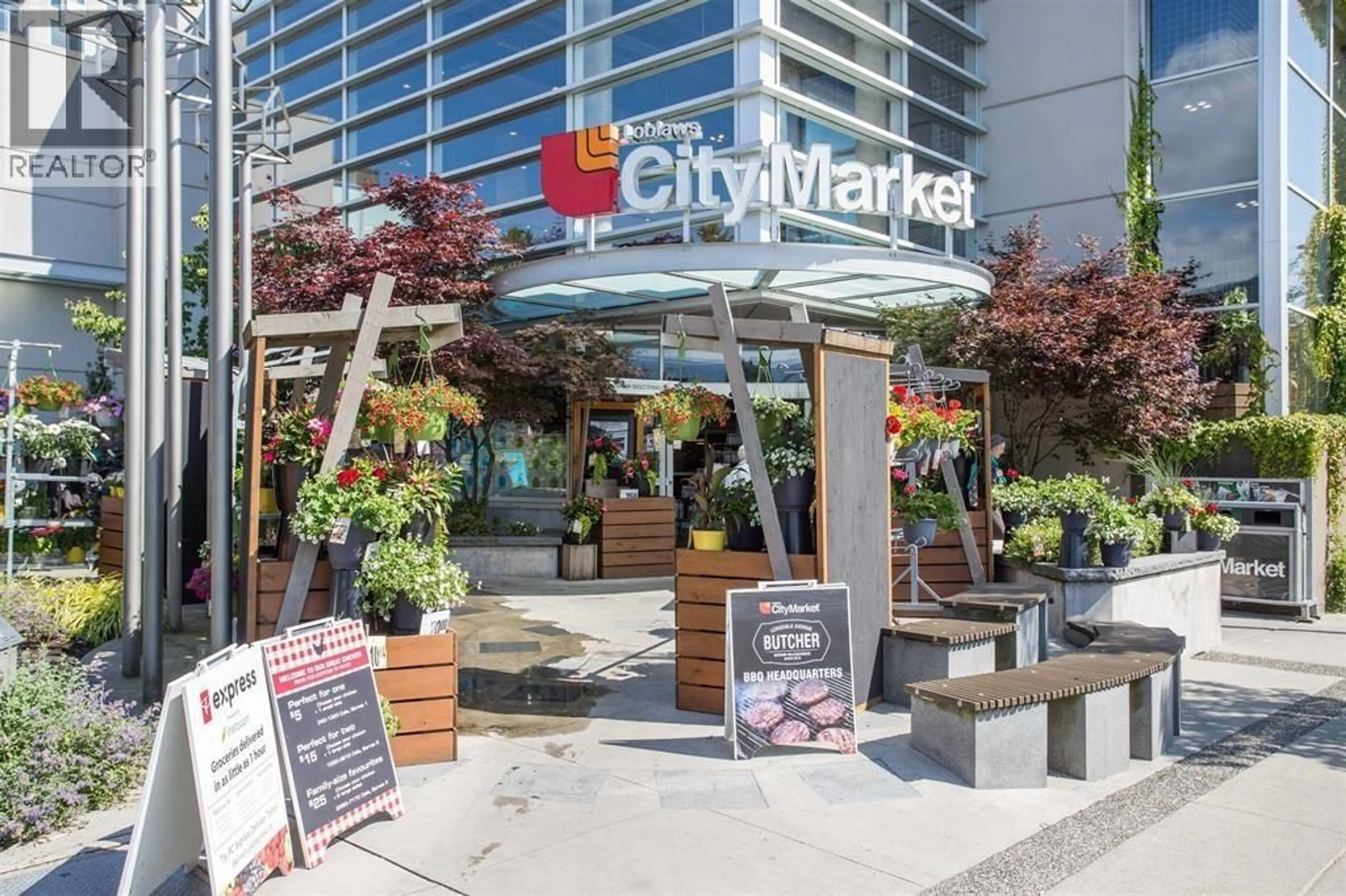 Indoor foyer for 15 - 1450 CHESTERFIELD AVENUE, North Vancouver British Columbia V7M2N4