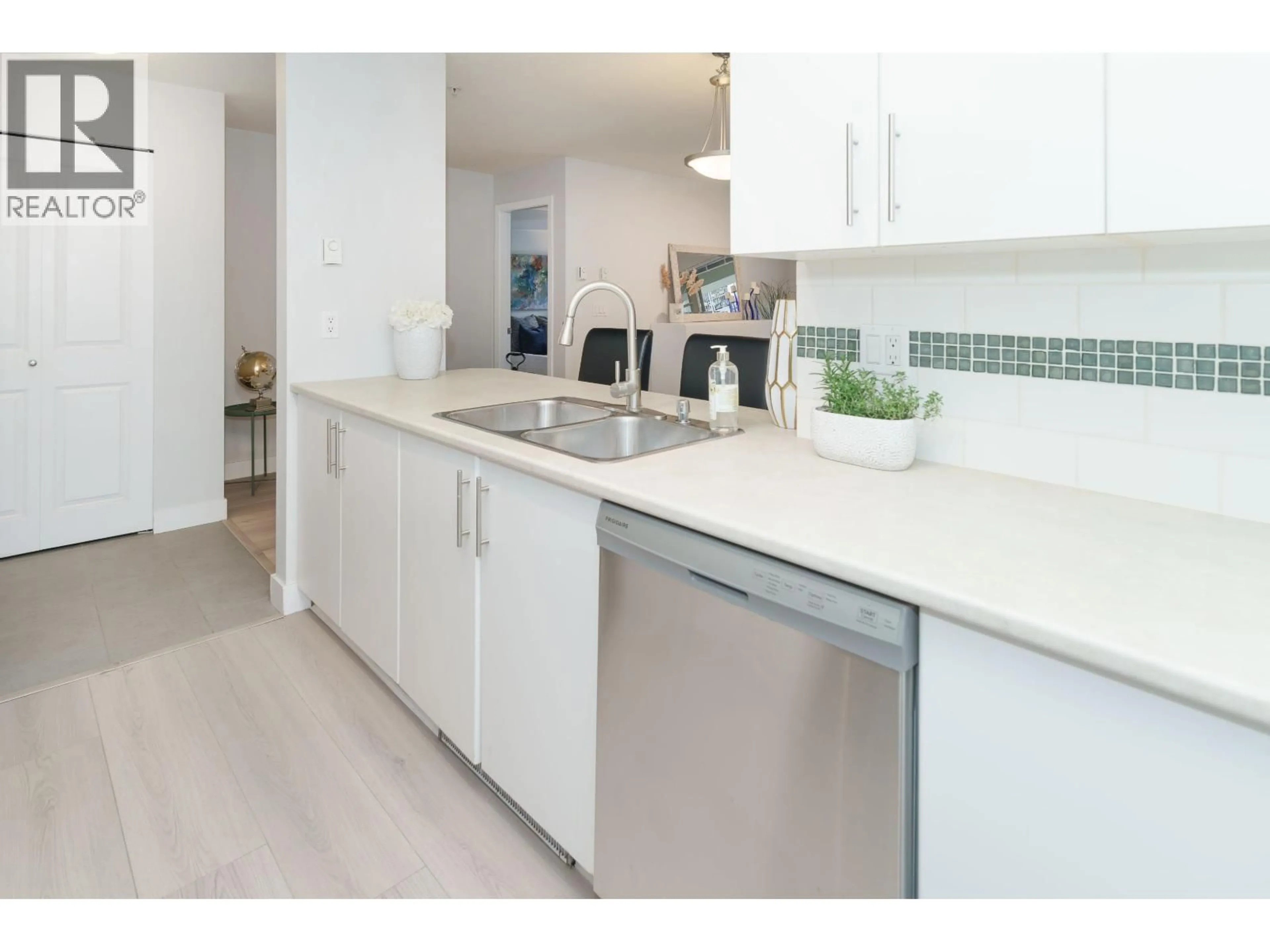 Open concept kitchen, ceramic/tile floor for 208 - 12248 224 STREET, Maple Ridge British Columbia V2X8W6