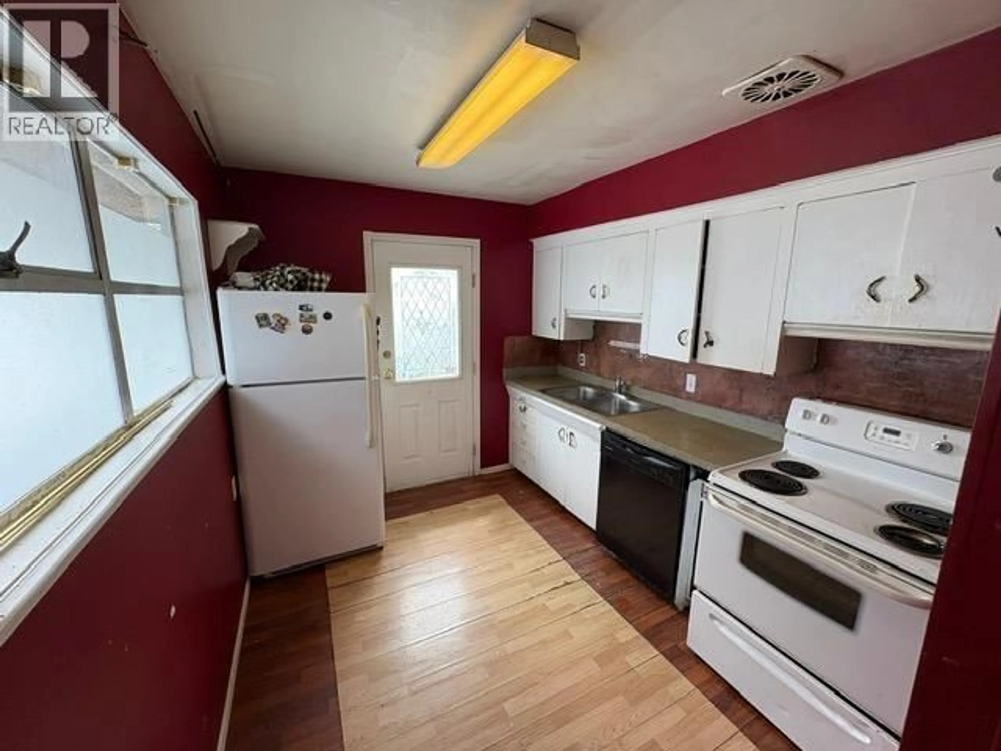 Standard kitchen, unknown for 4204 VENABLES STREET, Burnaby British Columbia V5C2Z9