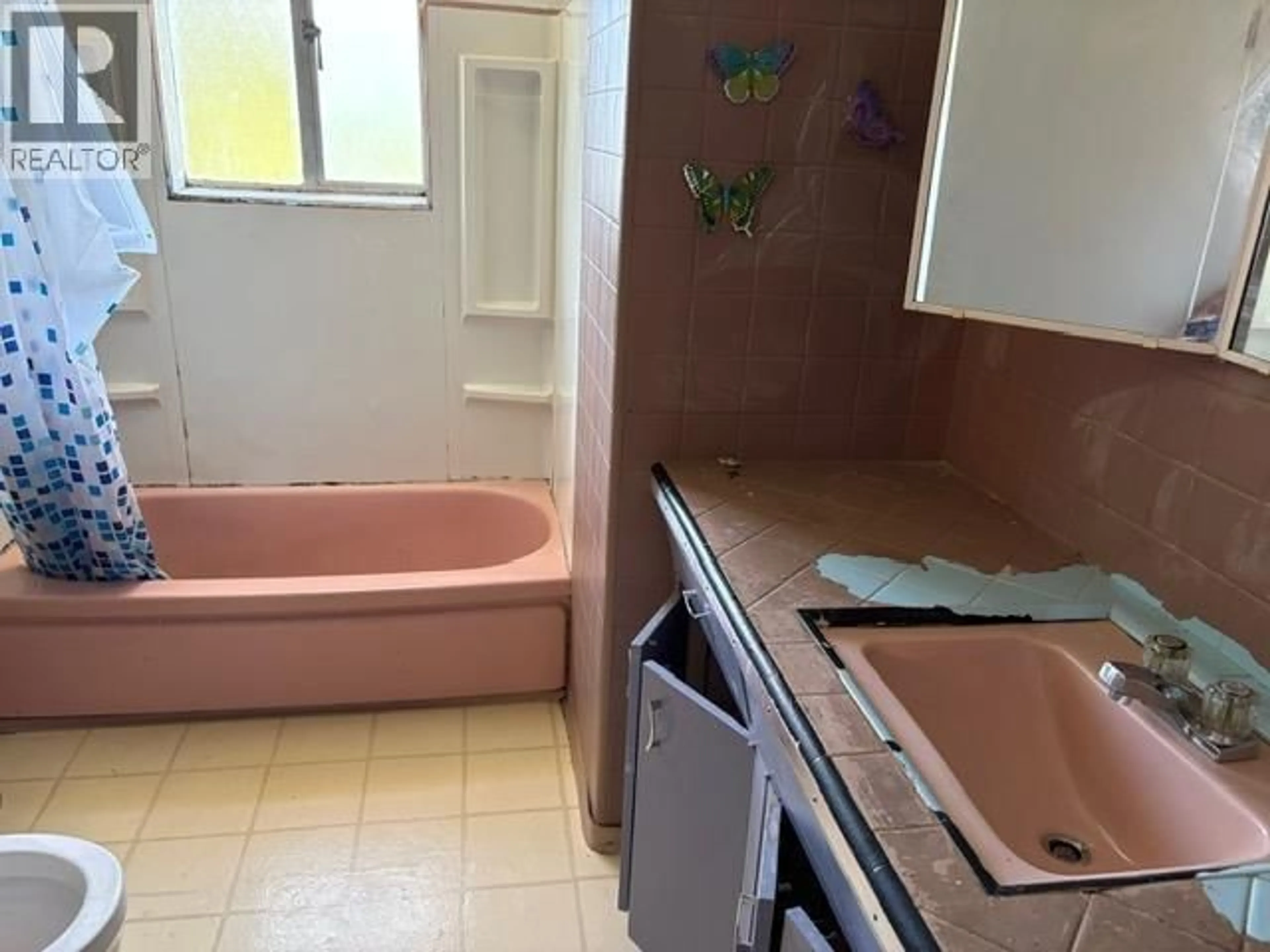 Standard bathroom, unknown for 4204 VENABLES STREET, Burnaby British Columbia V5C2Z9