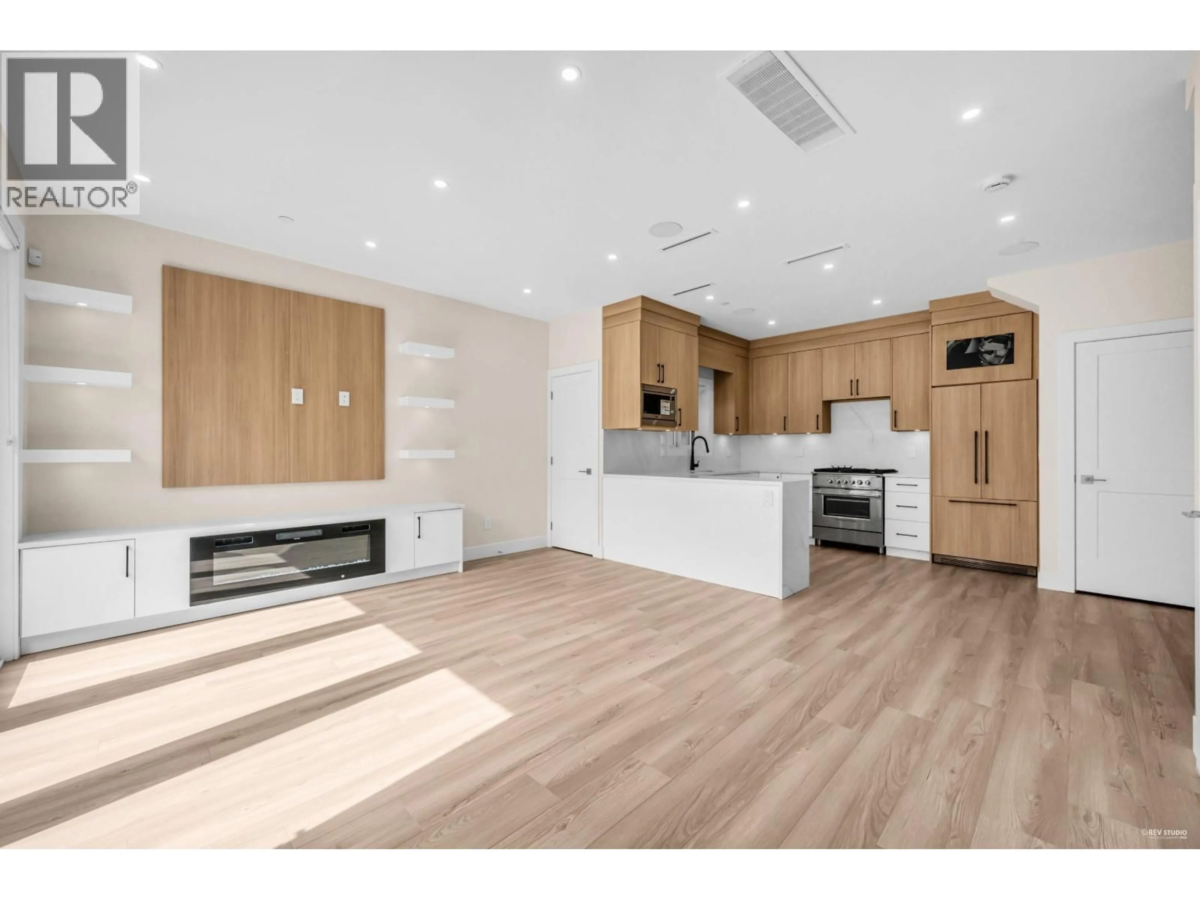 Open concept kitchen, wood/laminate floor for 2371 ADANAC STREET, Vancouver British Columbia V5L2E9