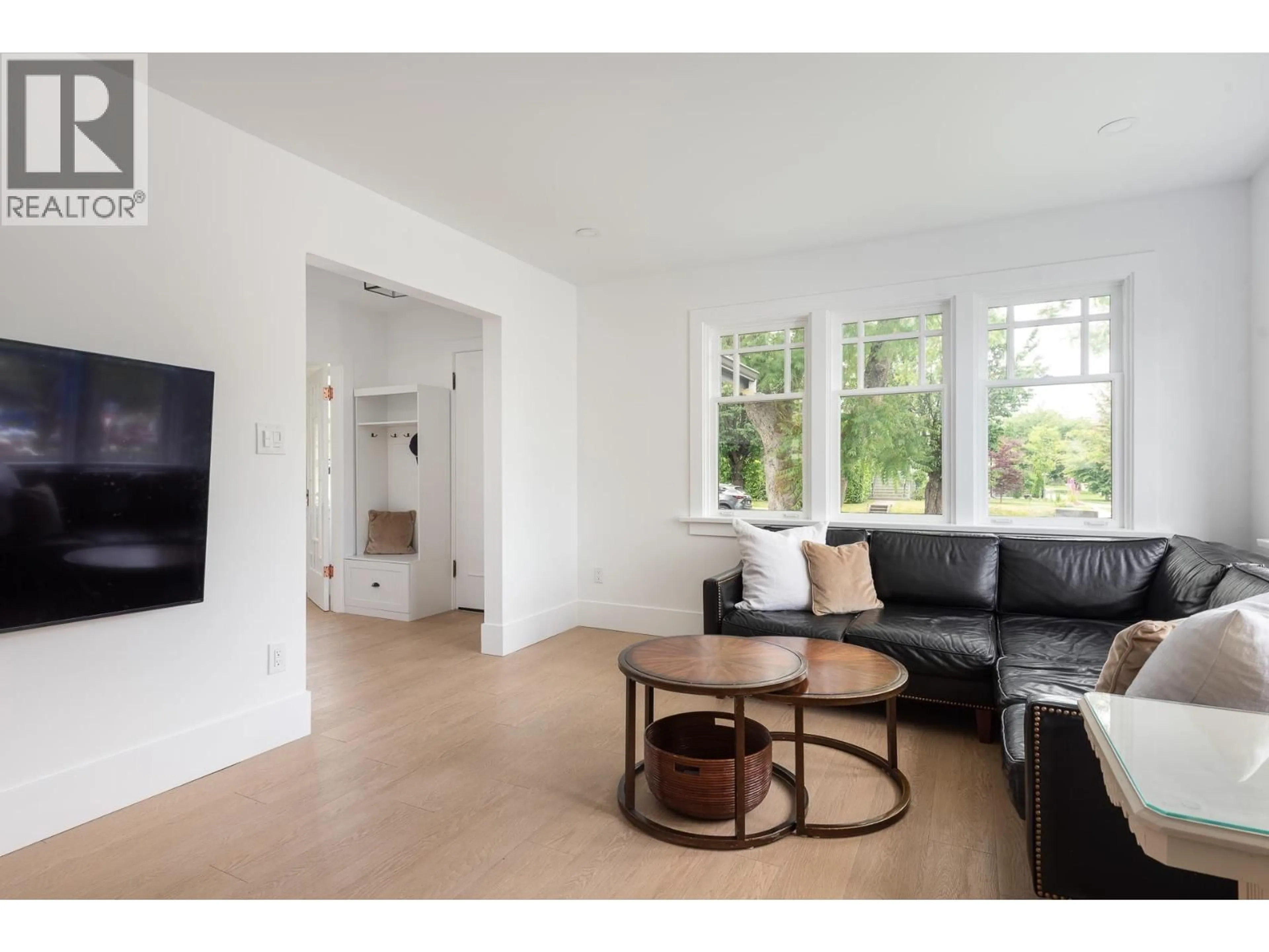 Living room with furniture, unknown for 631 SECOND STREET, New Westminster British Columbia V3L2M6