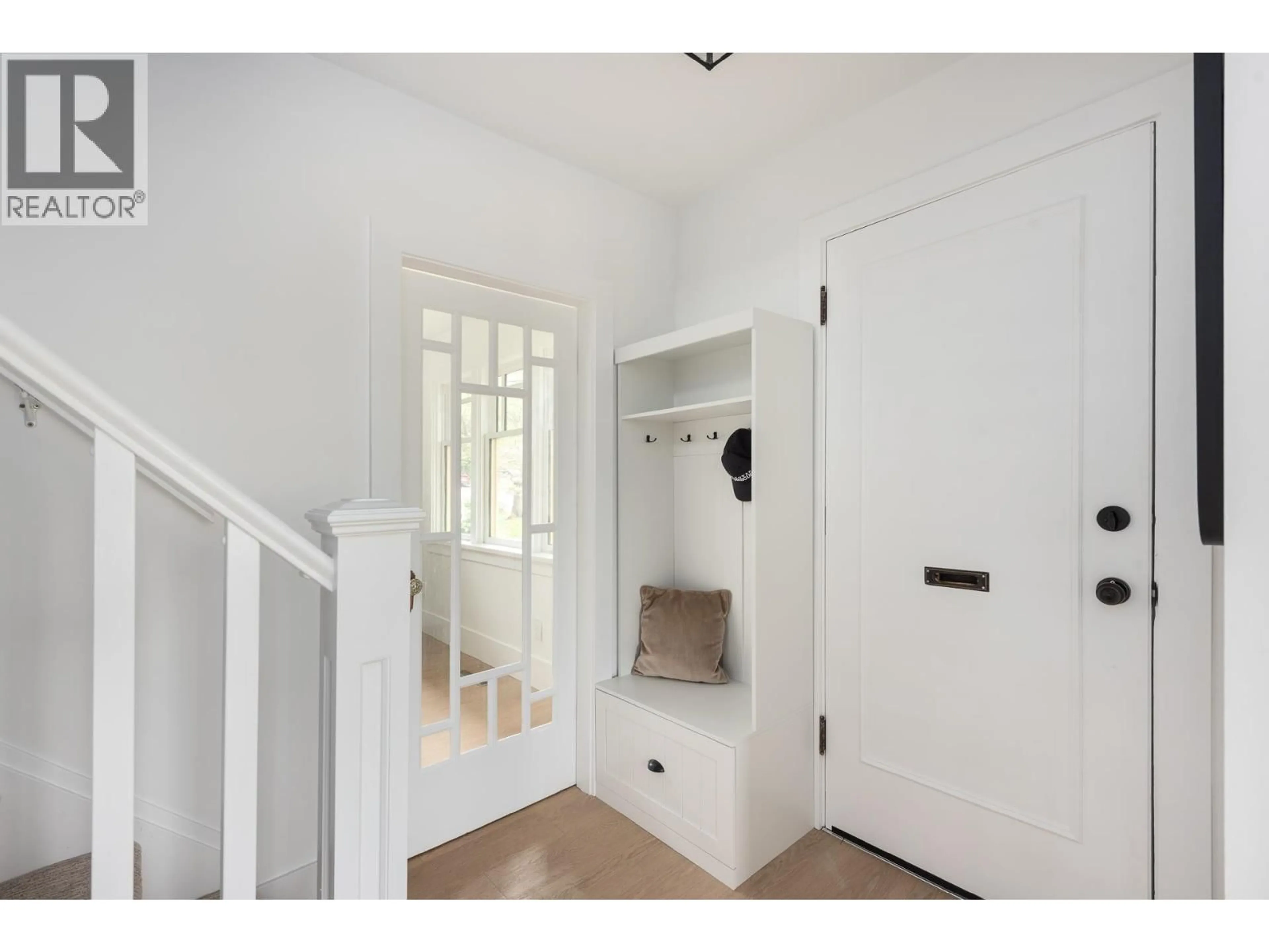 Indoor entryway for 631 SECOND STREET, New Westminster British Columbia V3L2M6