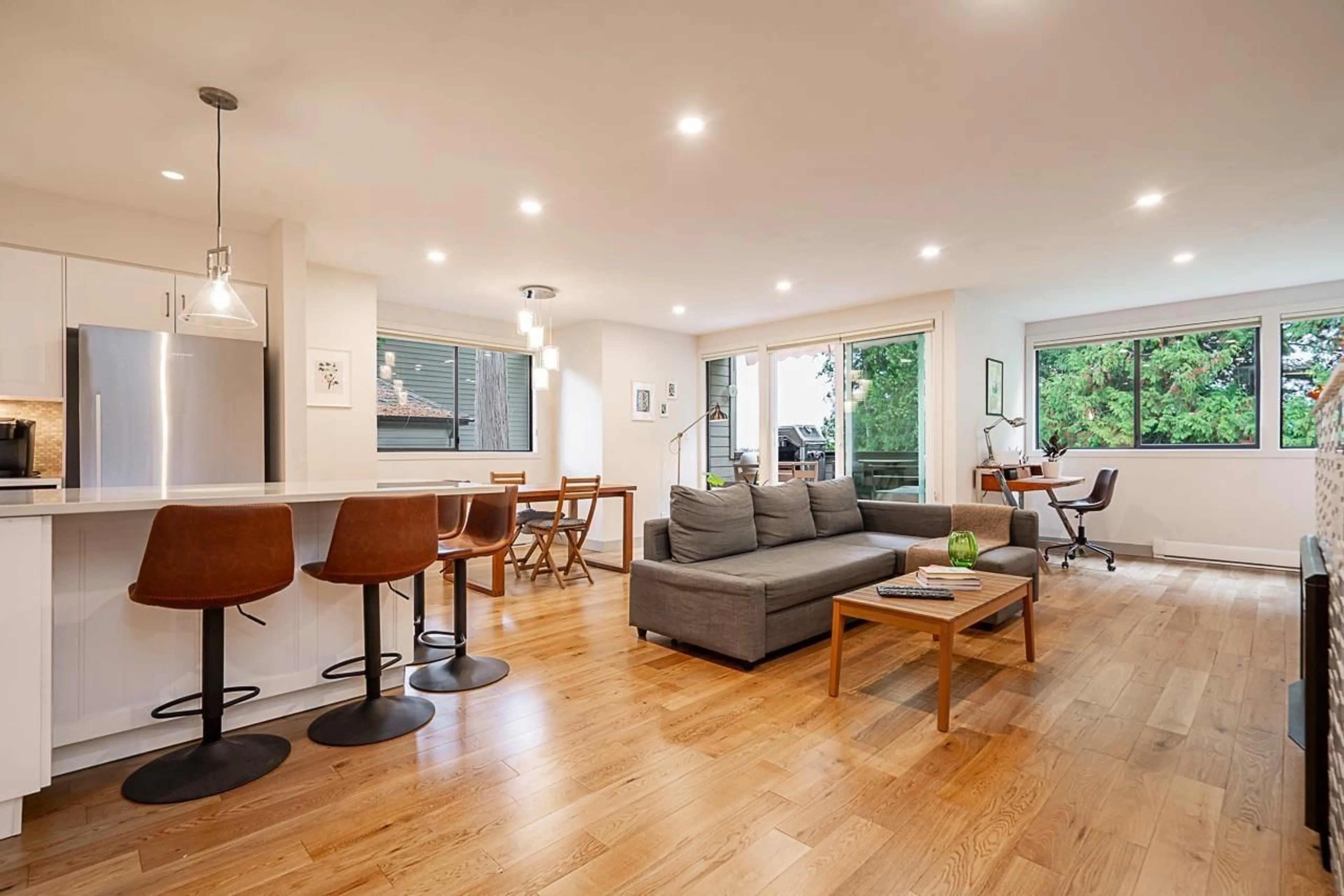 Living room with furniture, wood/laminate floor for 4 - 14085 NICO WYND, Surrey British Columbia V4P1J2