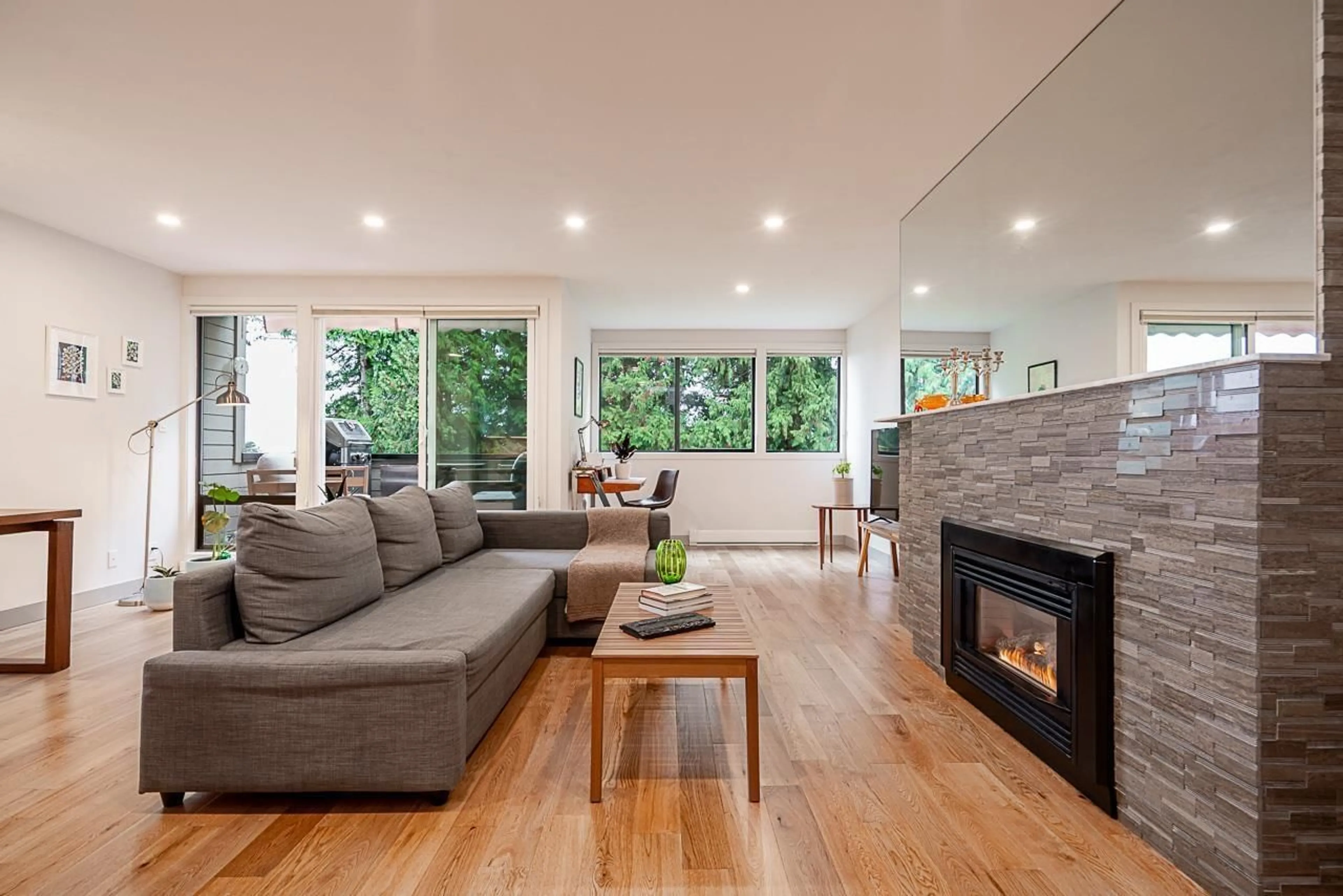 Living room with furniture, wood/laminate floor for 4 - 14085 NICO WYND, Surrey British Columbia V4P1J2