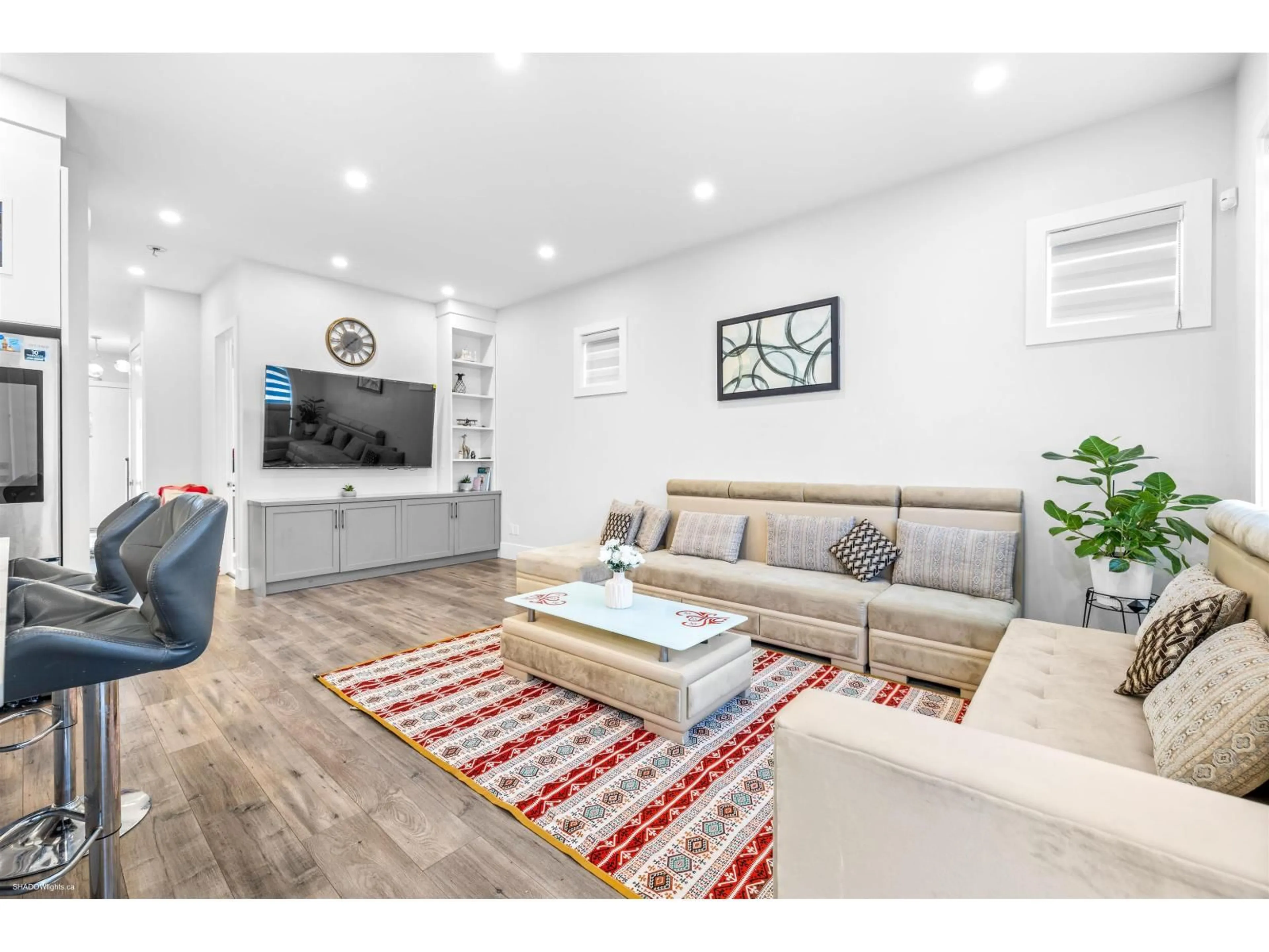 Living room with furniture, wood/laminate floor for 38 172, Surrey British Columbia V3Z9R2