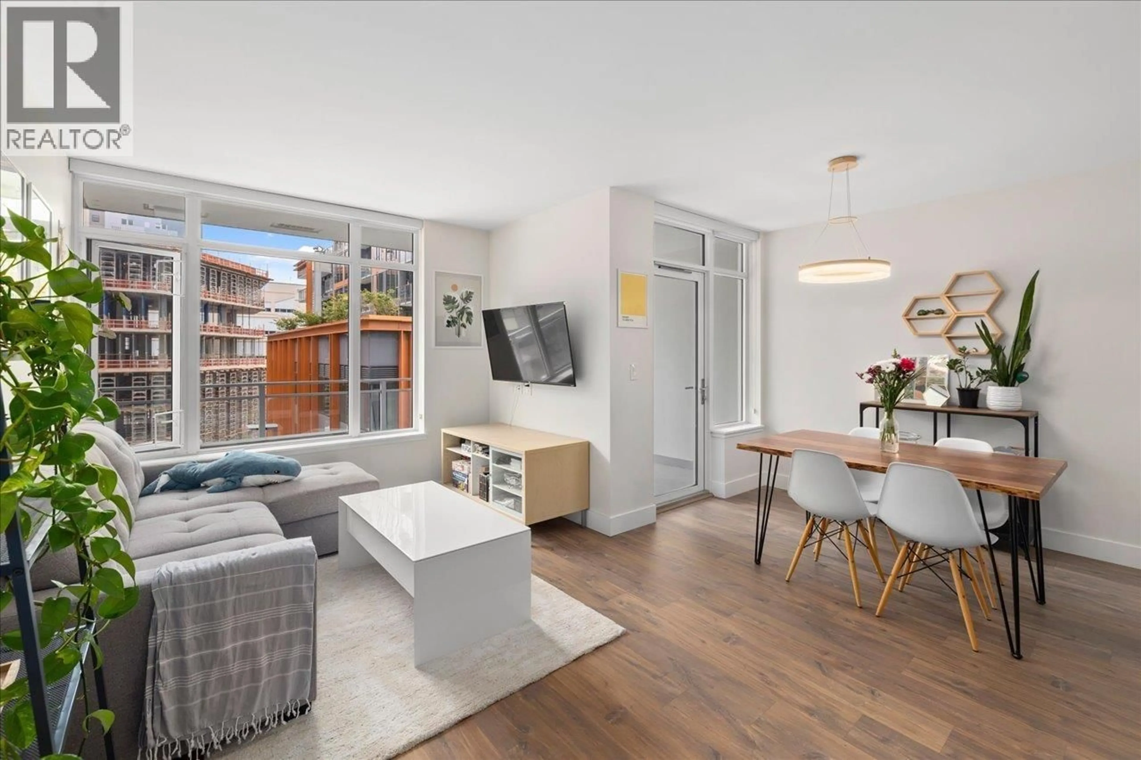 Living room with furniture, wood/laminate floor for 607 - 258 NELSON'S COURT, New Westminster British Columbia V3L0J9