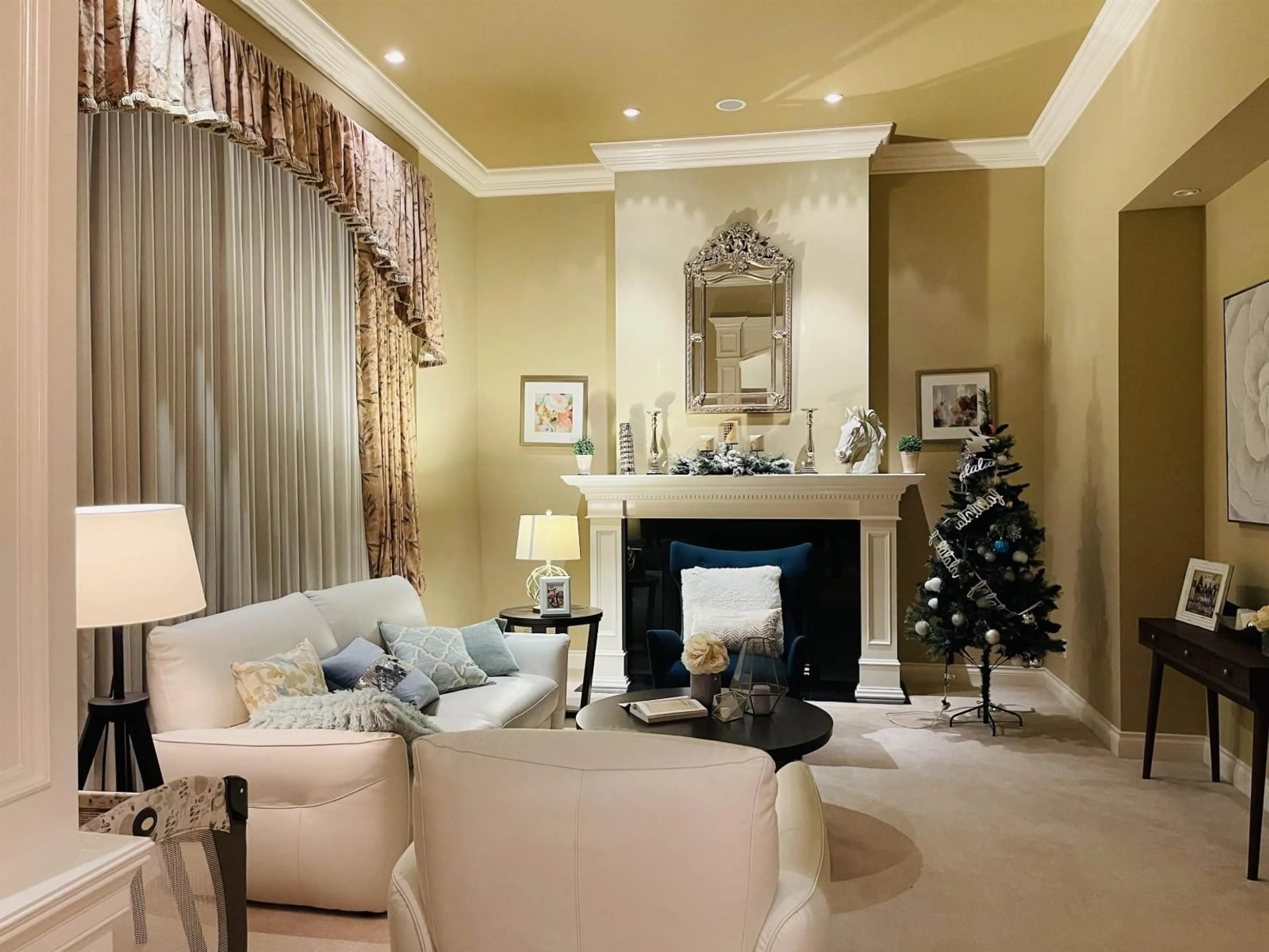 Living room with furniture, unknown for 2122 138, Surrey British Columbia V4A9V6