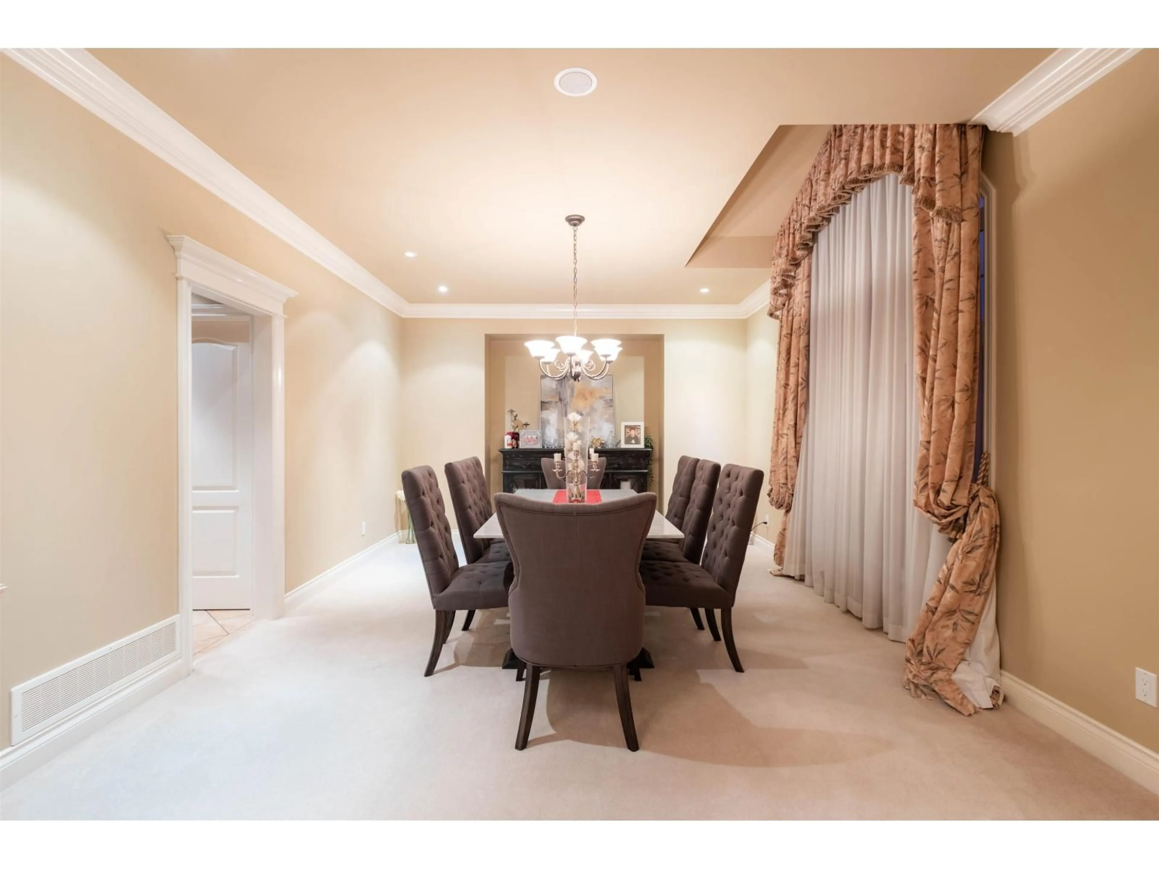 Dining room, ceramic/tile floor for 2122 138, Surrey British Columbia V4A9V6