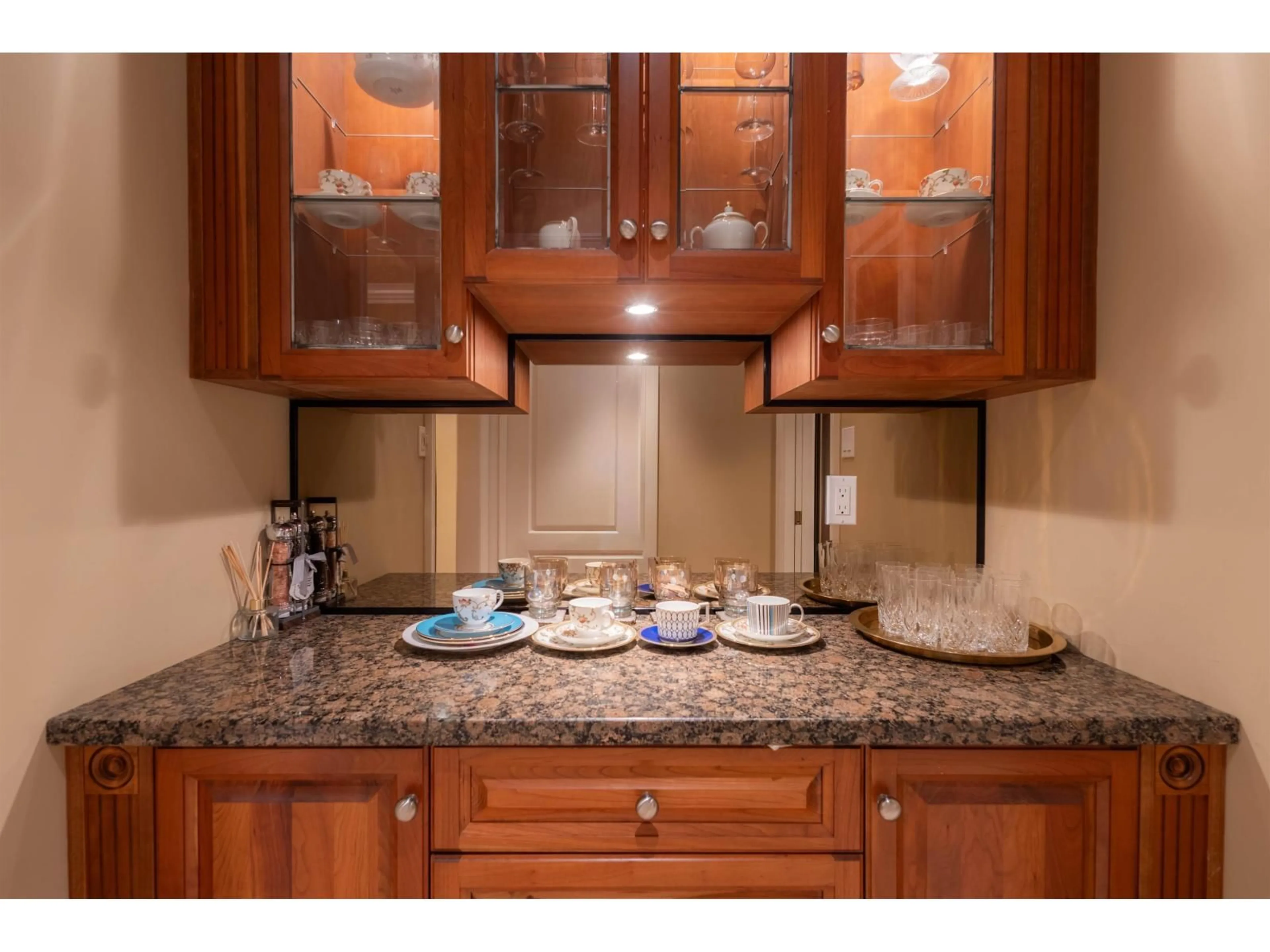 Standard kitchen, ceramic/tile floor for 2122 138, Surrey British Columbia V4A9V6