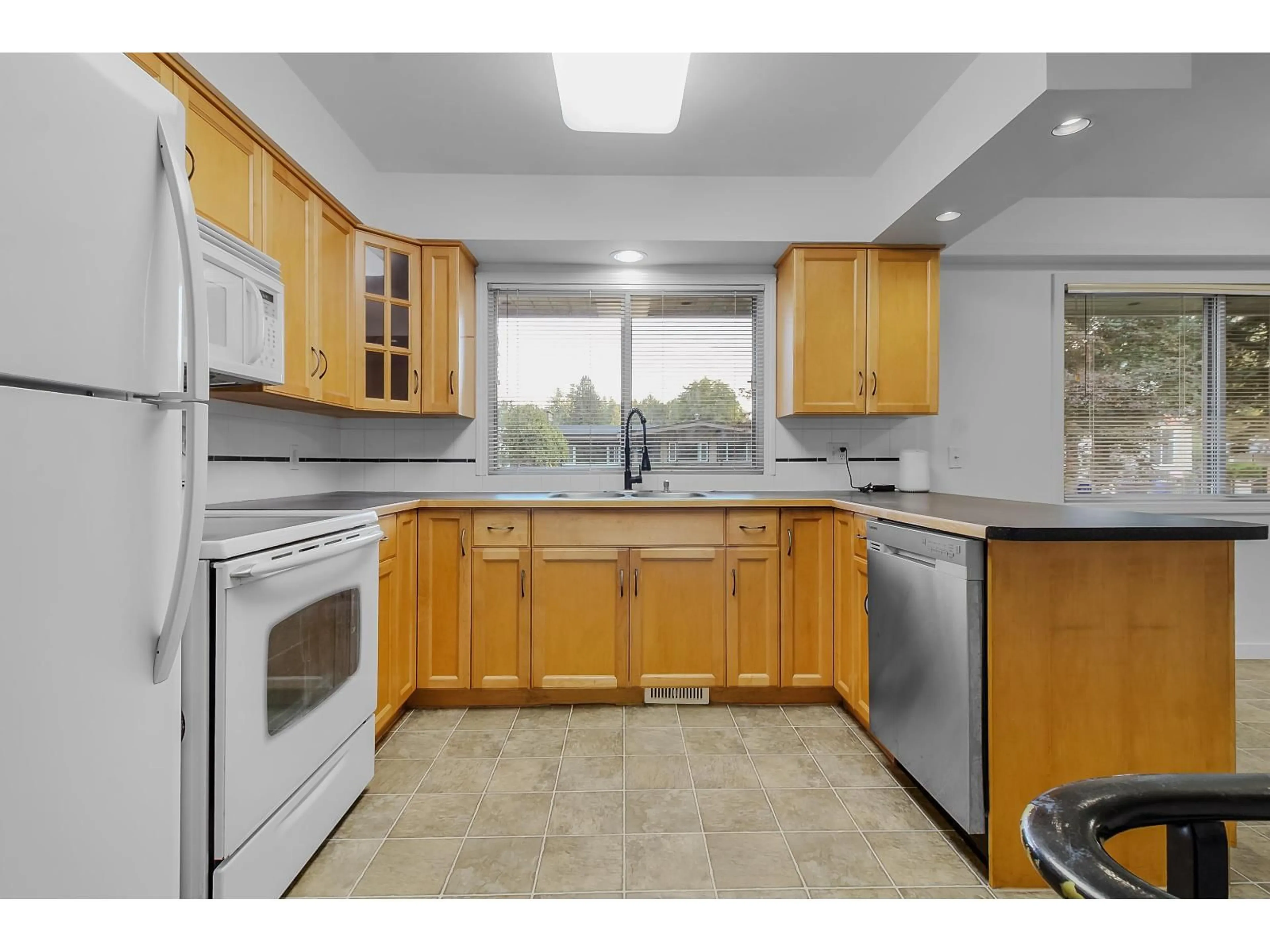 Standard kitchen, ceramic/tile floor for 31825 OAK, Abbotsford British Columbia V2T1H8