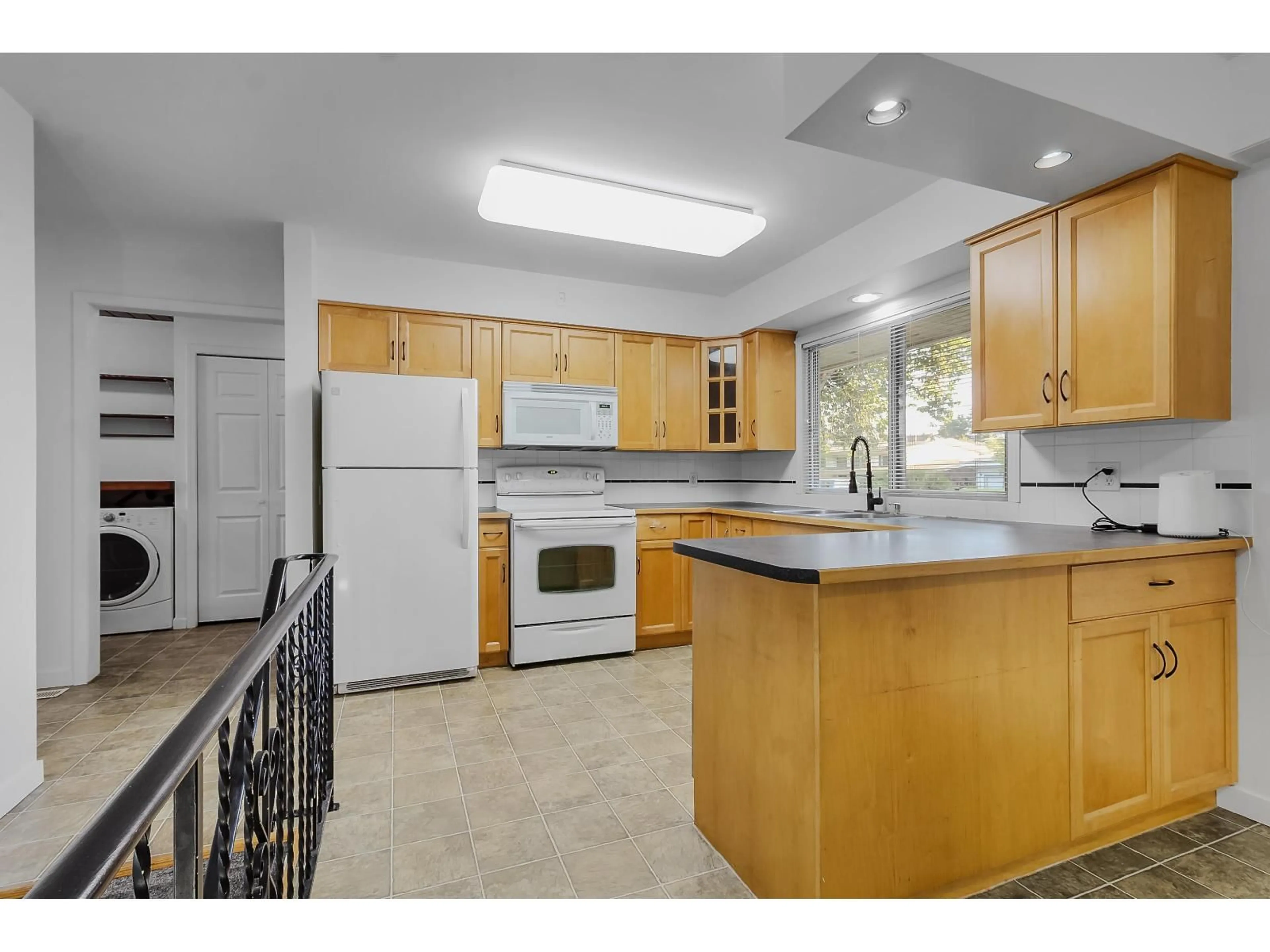 Standard kitchen, unknown for 31825 OAK, Abbotsford British Columbia V2T1H8